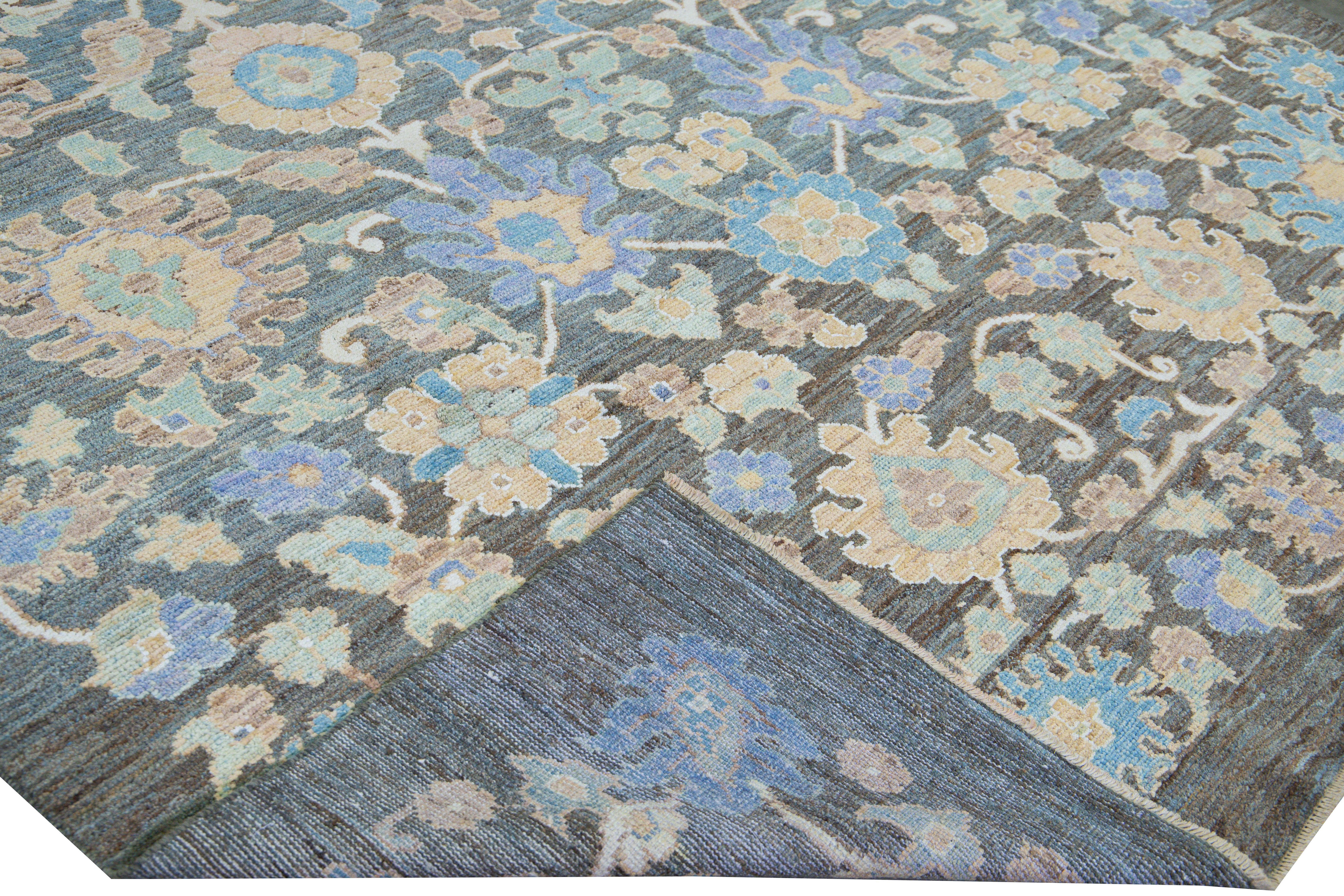 Schöner Modern Oushak handgeknüpfter Wollteppich mit einem blauen und braunen Feld. Dieser Oushak-Teppich hat mehrfarbige Akzente auf einem prächtigen botanischen Blumenmuster. 

Dieser Teppich misst: 8'2
