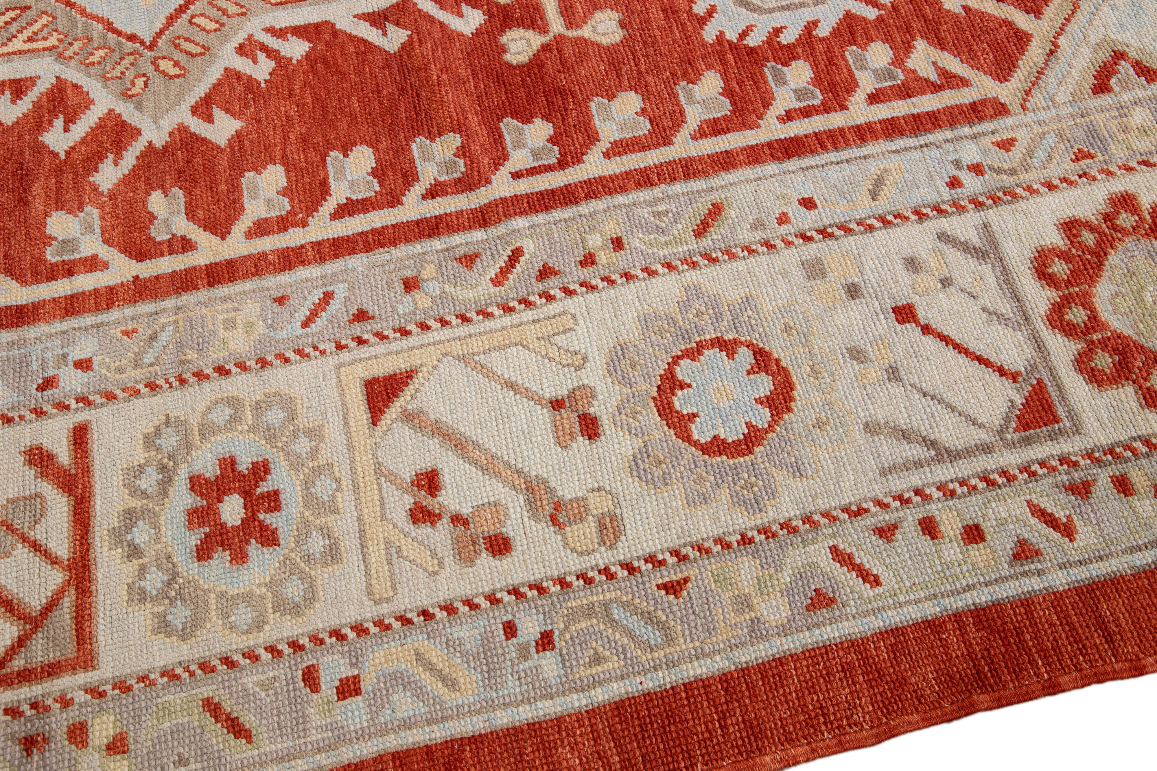 Moderner moderner handgefertigter Oushak-Wollteppich in Terrakotta-Orange (Wolle) im Angebot