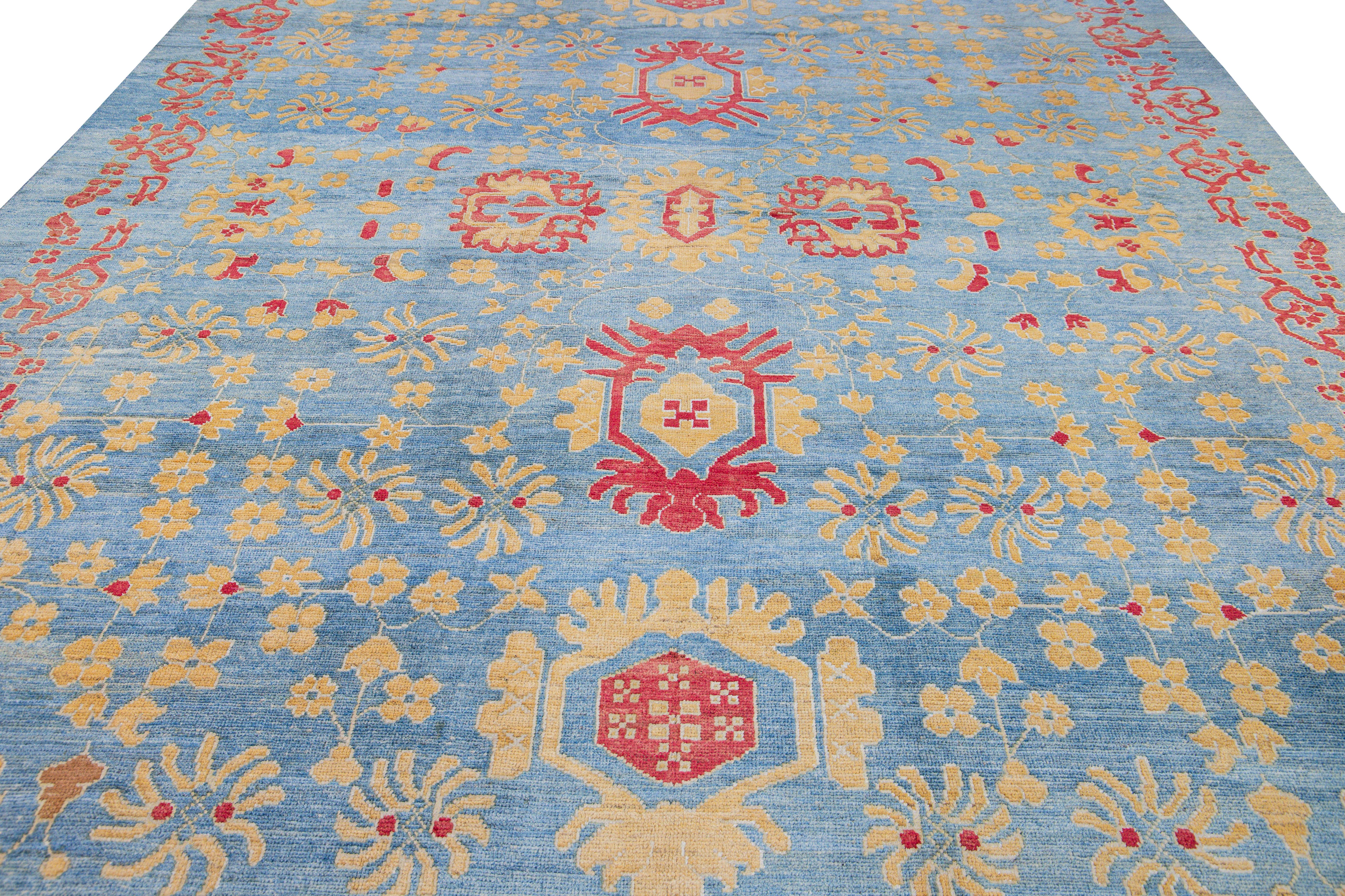Moderner moderner handgefertigter, geblümter Oversize-Wollteppich in Blau von Oushak (Türkisch) im Angebot