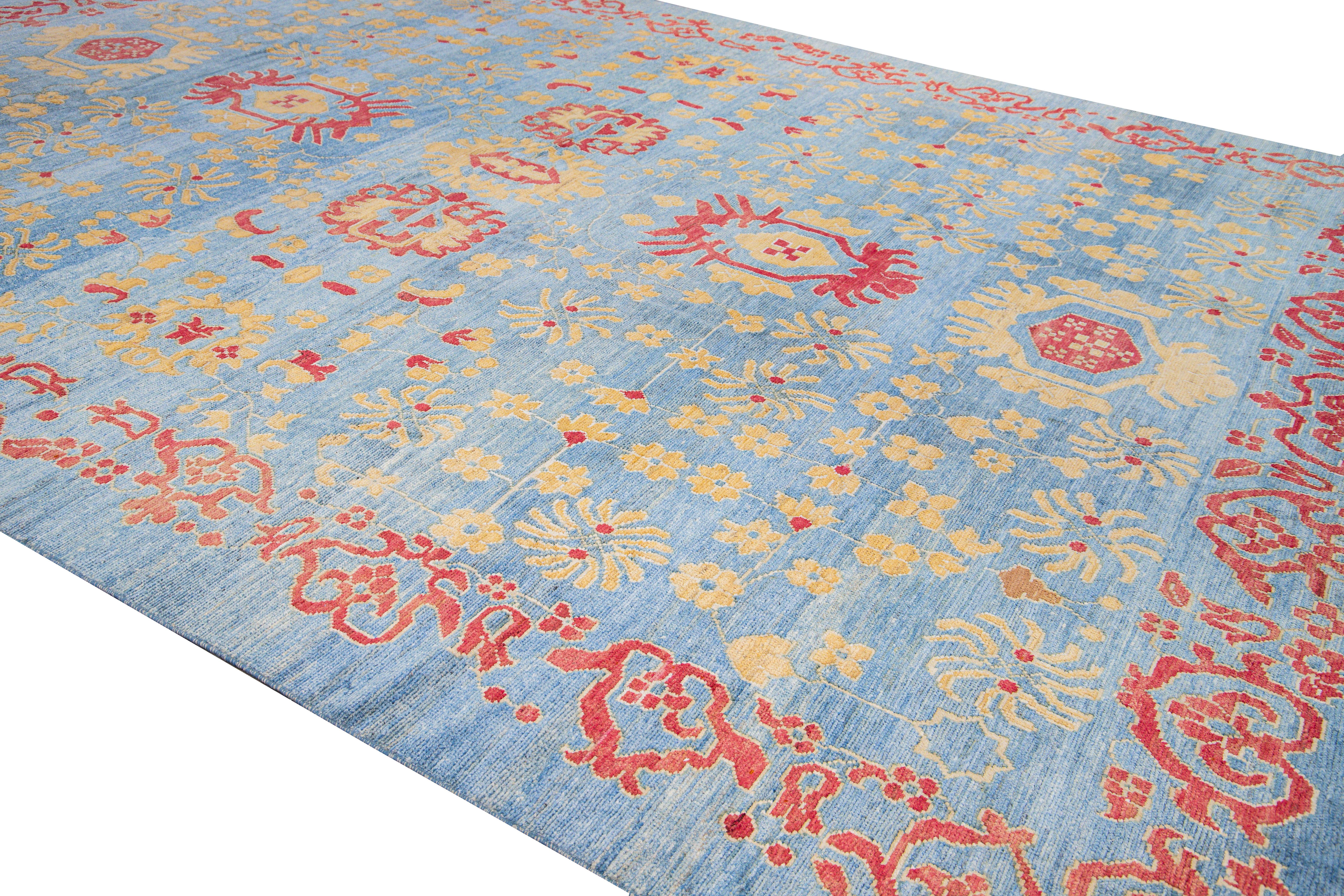 Moderner moderner handgefertigter, geblümter Oversize-Wollteppich in Blau von Oushak (Wolle) im Angebot