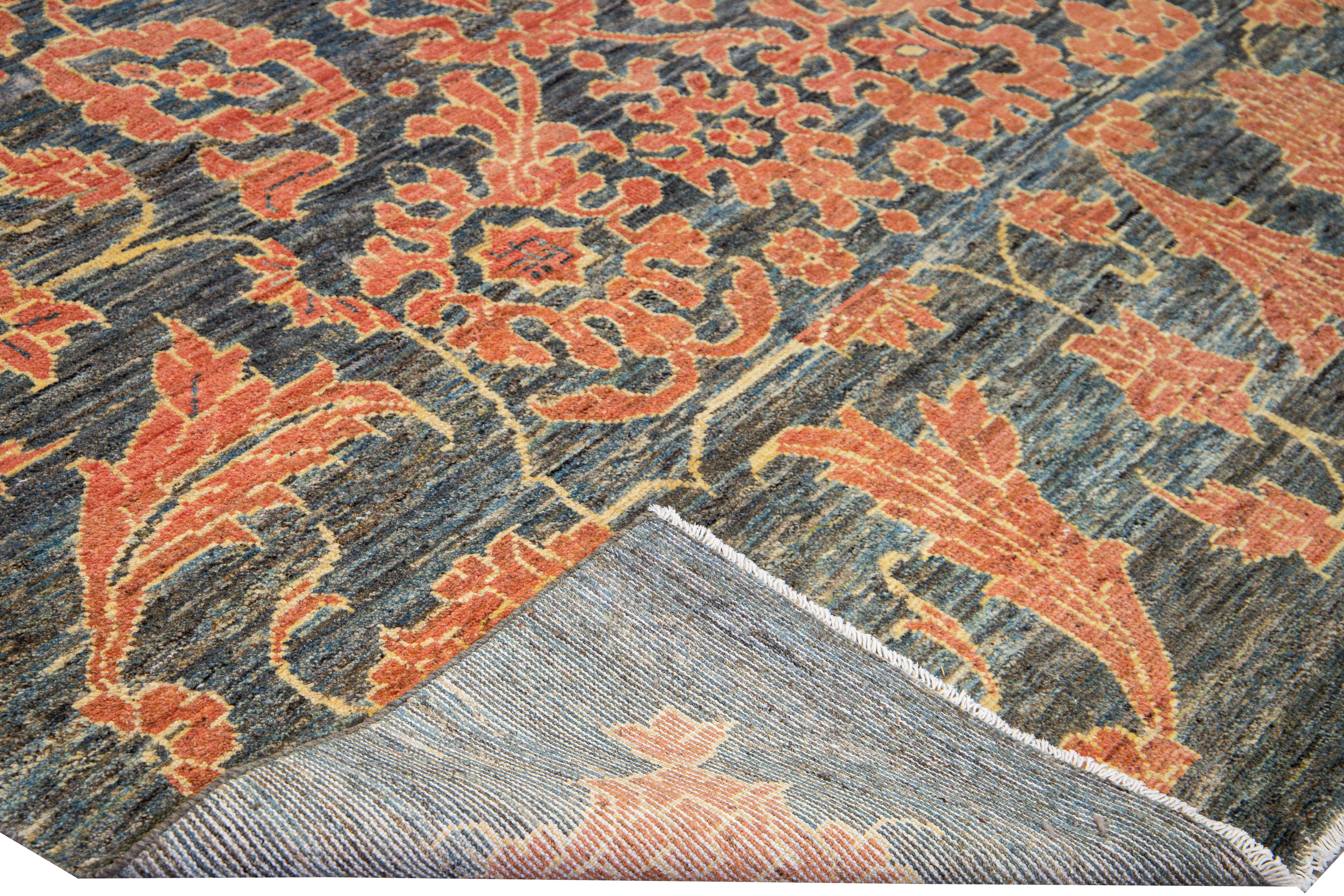 Schöner moderner Oushak-Teppich aus handgeknüpfter Wolle mit einem Feld mit grauem, blauem und braunem Farbverlauf. Dieser Oushak-Teppich hat orangefarbene und gelbe Akzente in einem prächtigen floralen Stammesmuster. 

Dieser Teppich misst: 12'1