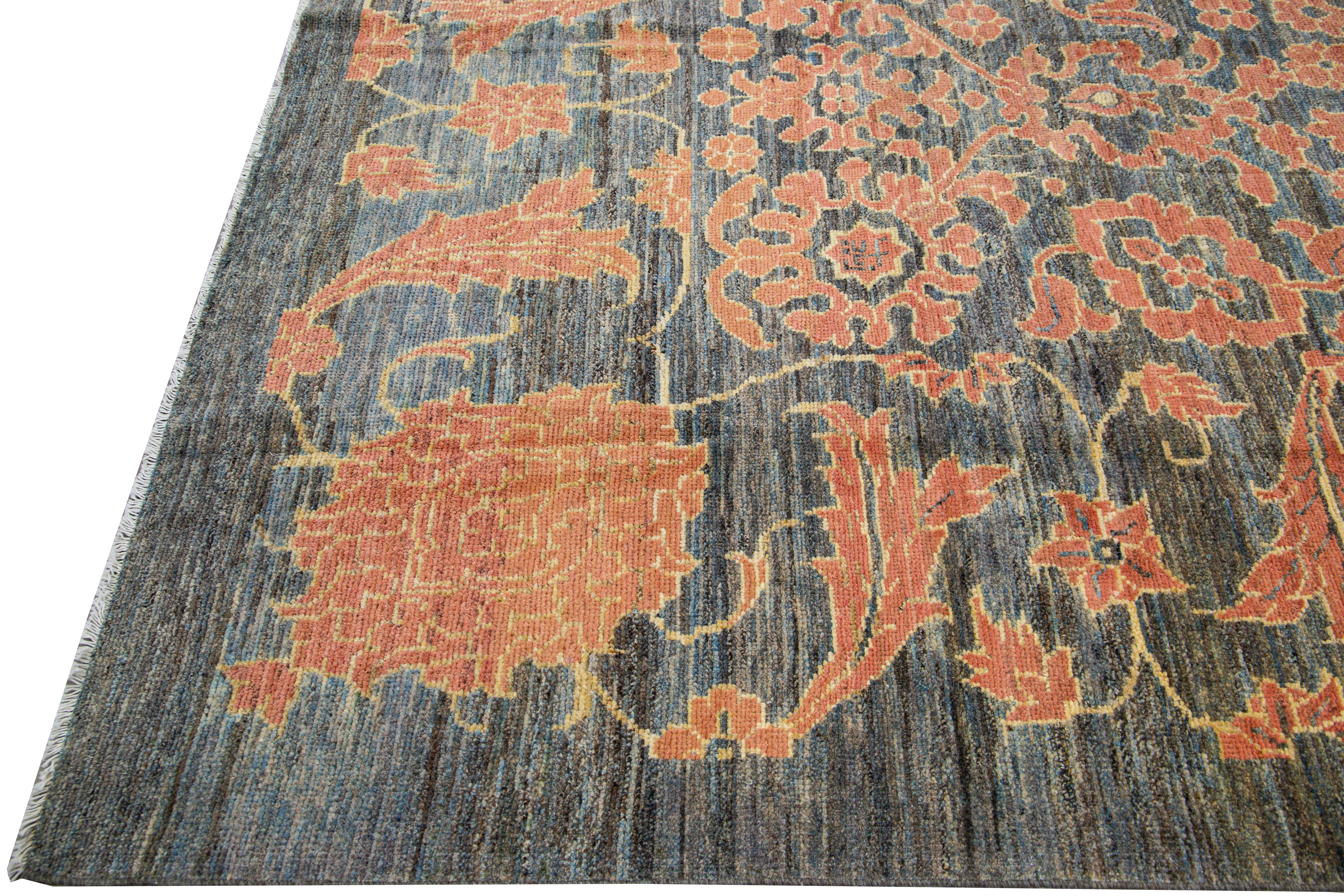 Moderner moderner handgefertigter, geblümter Oushak Oversize-Wollteppich in Grau und Orange (Handgeknüpft) im Angebot
