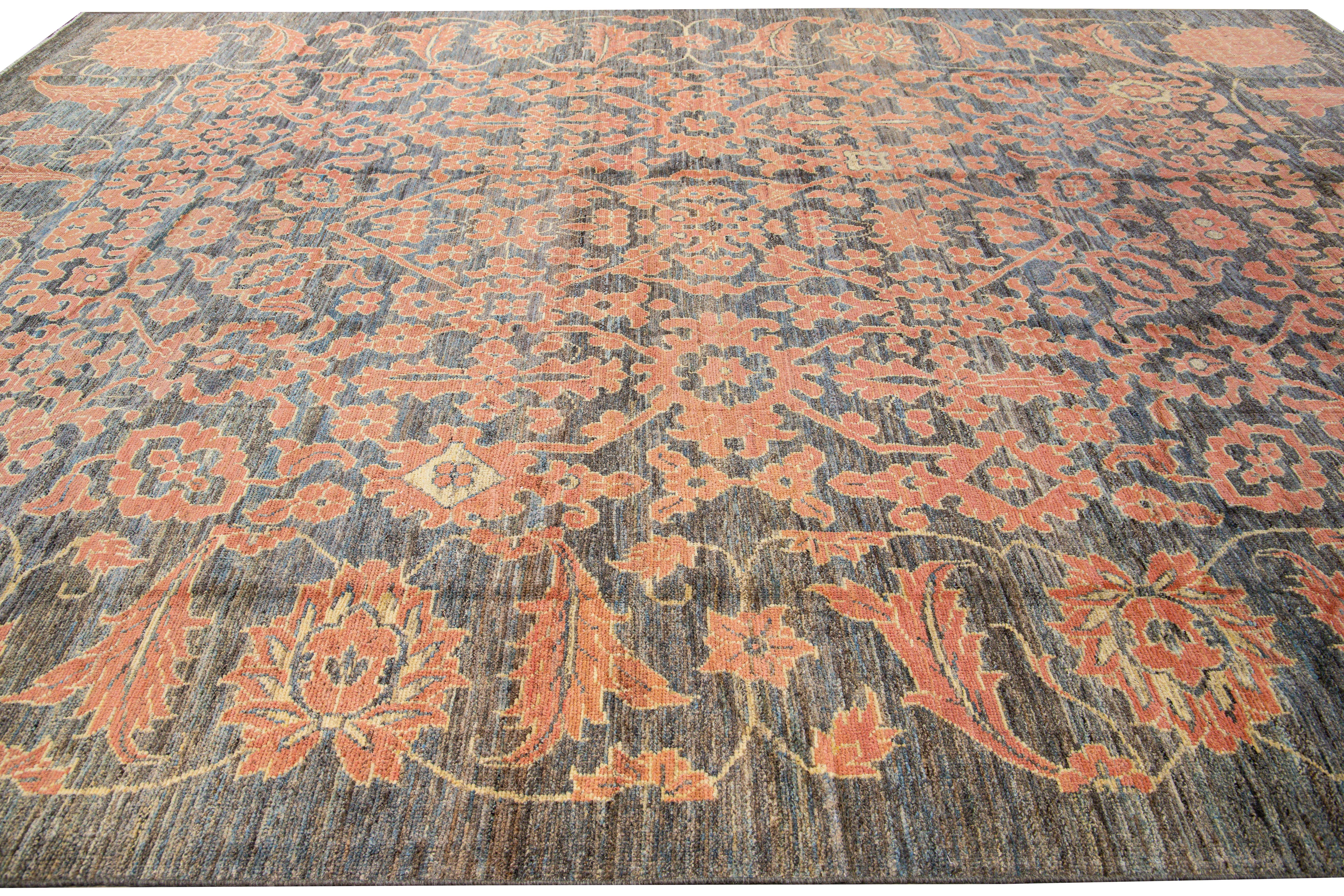 Moderner moderner handgefertigter, geblümter Oushak Oversize-Wollteppich in Grau und Orange (21. Jahrhundert und zeitgenössisch) im Angebot