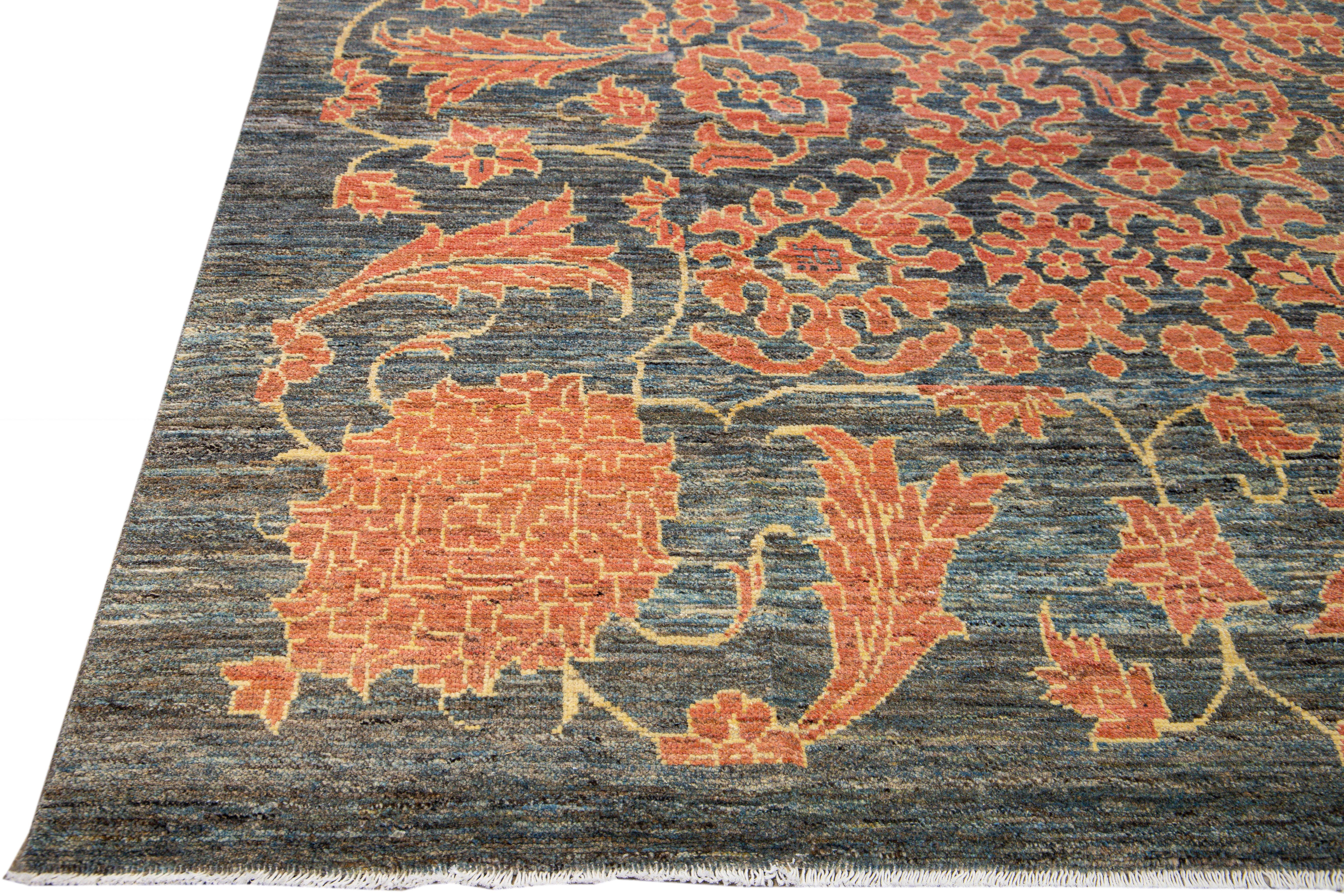 Moderner moderner handgefertigter, geblümter Oushak Oversize-Wollteppich in Grau und Orange im Angebot 1