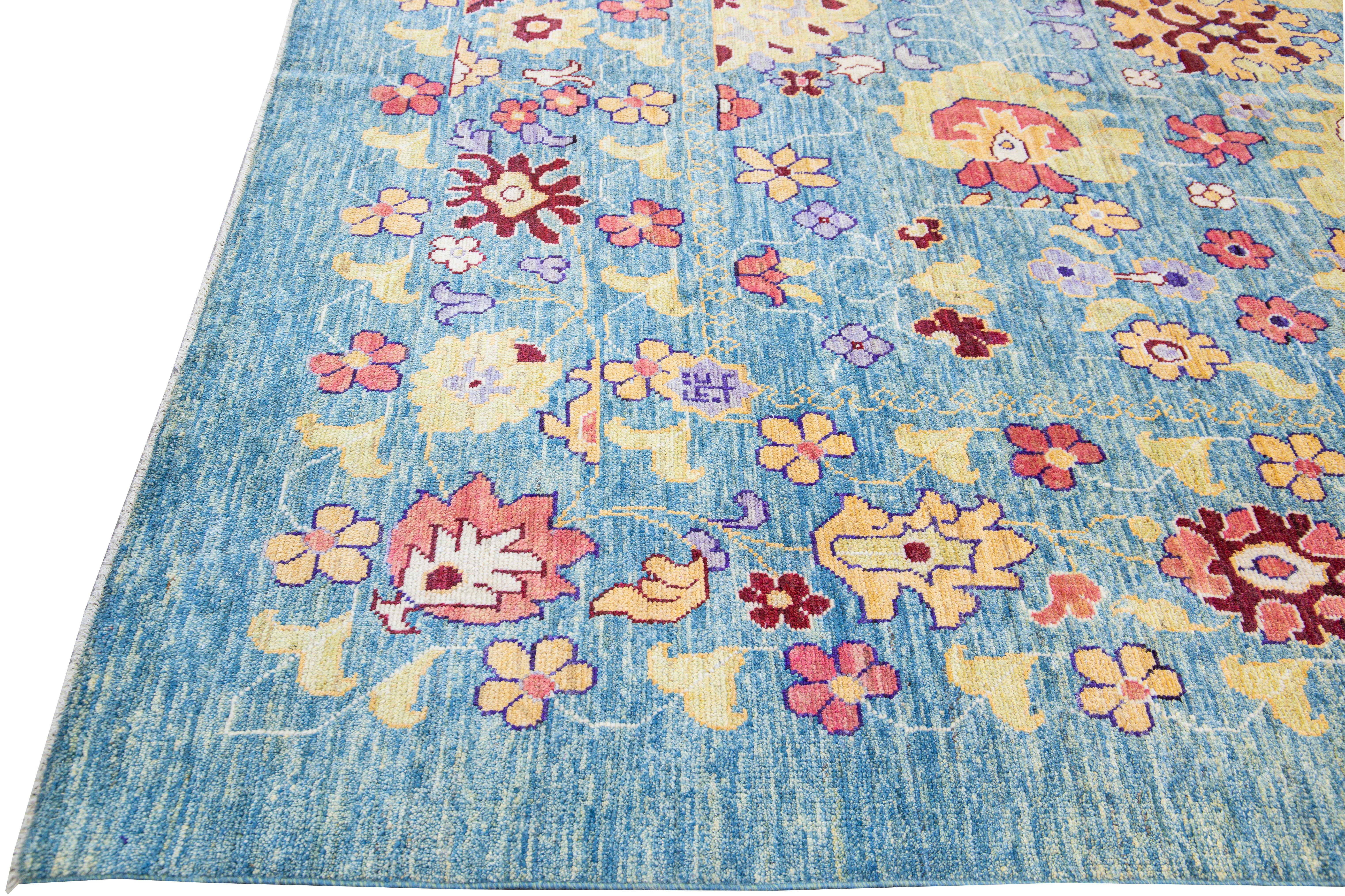 Moderner moderner handgefertigter, geblümter Oversize-Teppich aus blauer Wolle von Oushak (Handgeknüpft) im Angebot