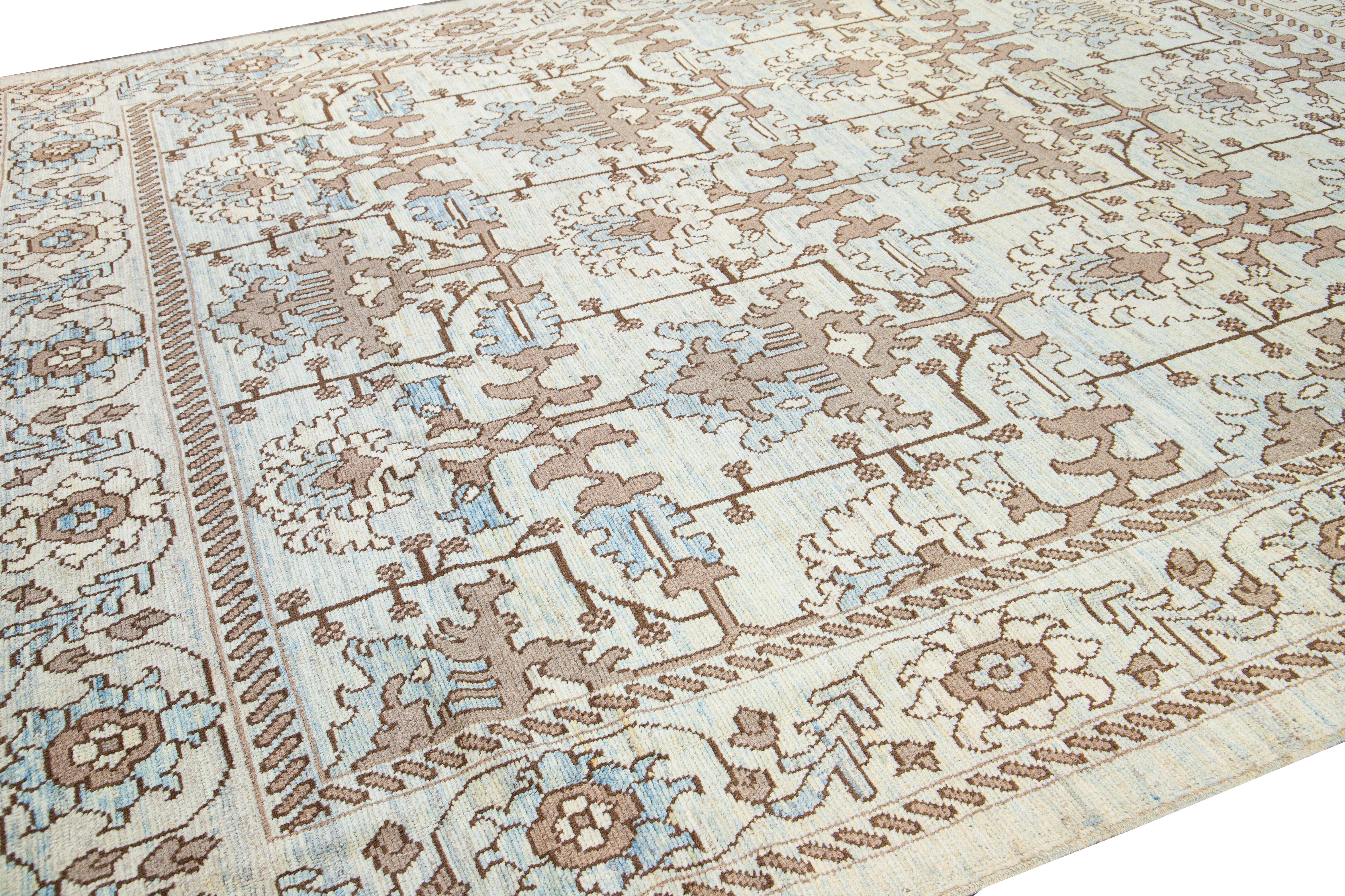 Moderner handgefertigter Oushak-Wollteppich mit Blumenmuster in Beige und Blau im Zustand „Neu“ im Angebot in Norwalk, CT