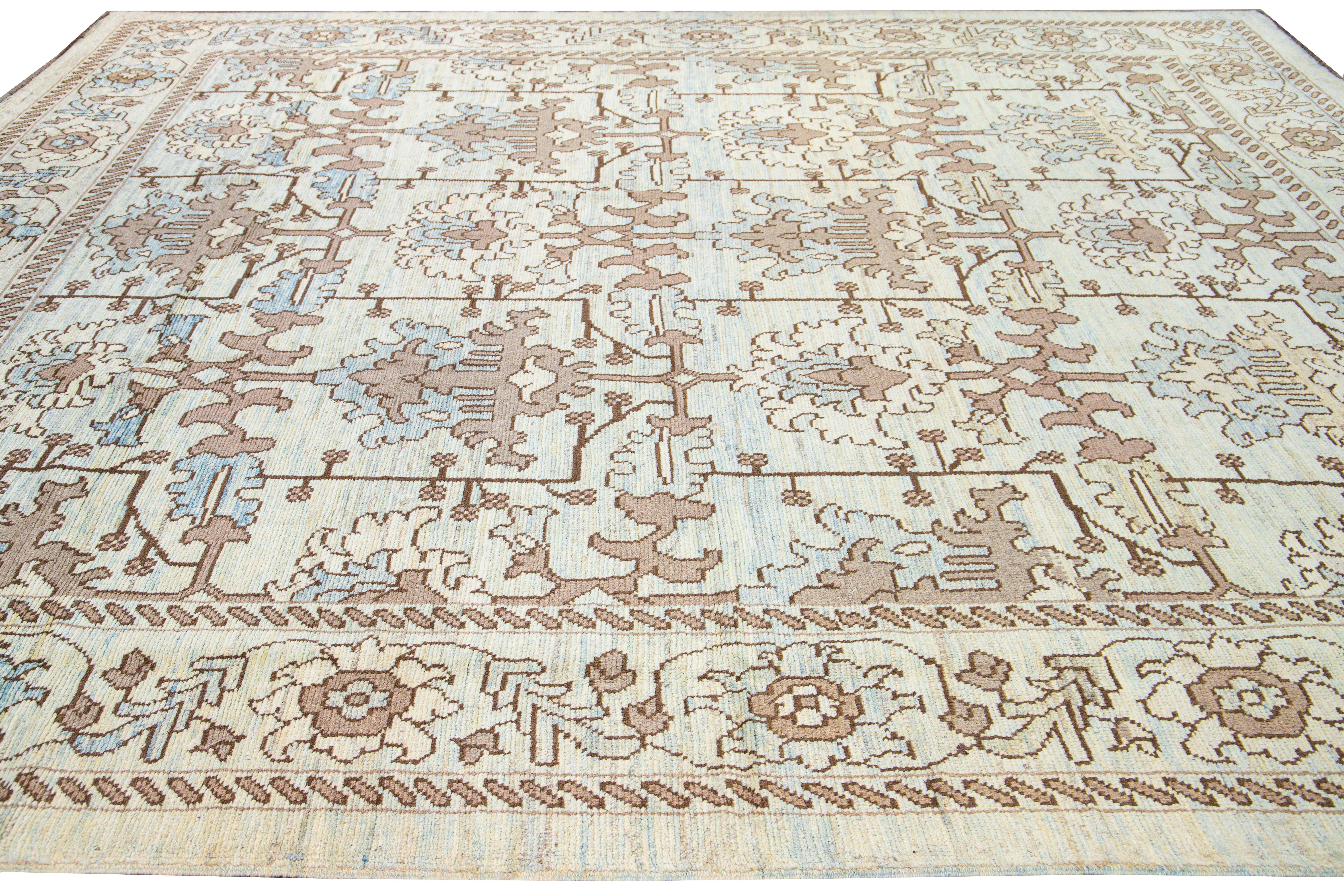 Moderner handgefertigter Oushak-Wollteppich mit Blumenmuster in Beige und Blau (21. Jahrhundert und zeitgenössisch) im Angebot