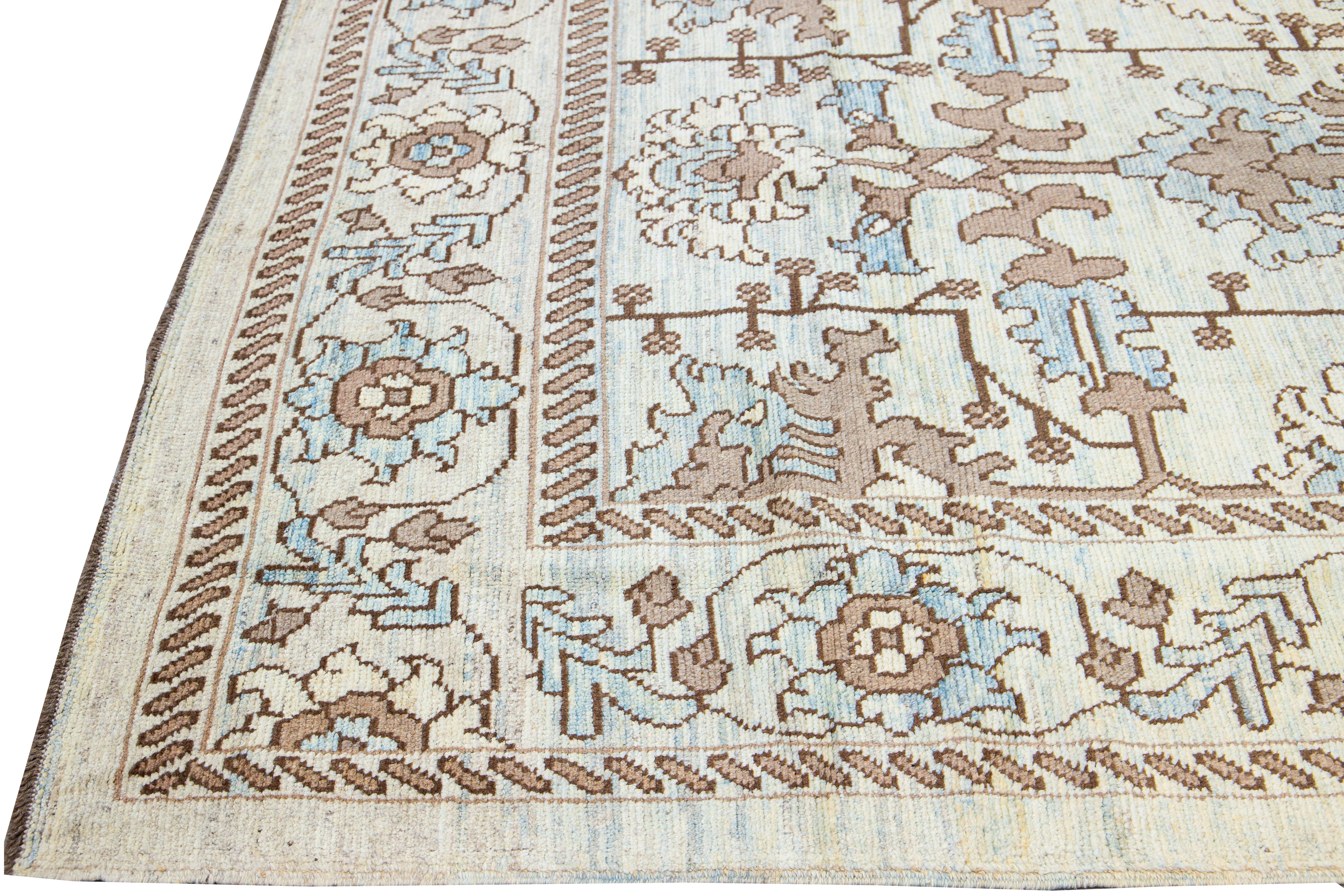 Moderner handgefertigter Oushak-Wollteppich mit Blumenmuster in Beige und Blau im Angebot 1