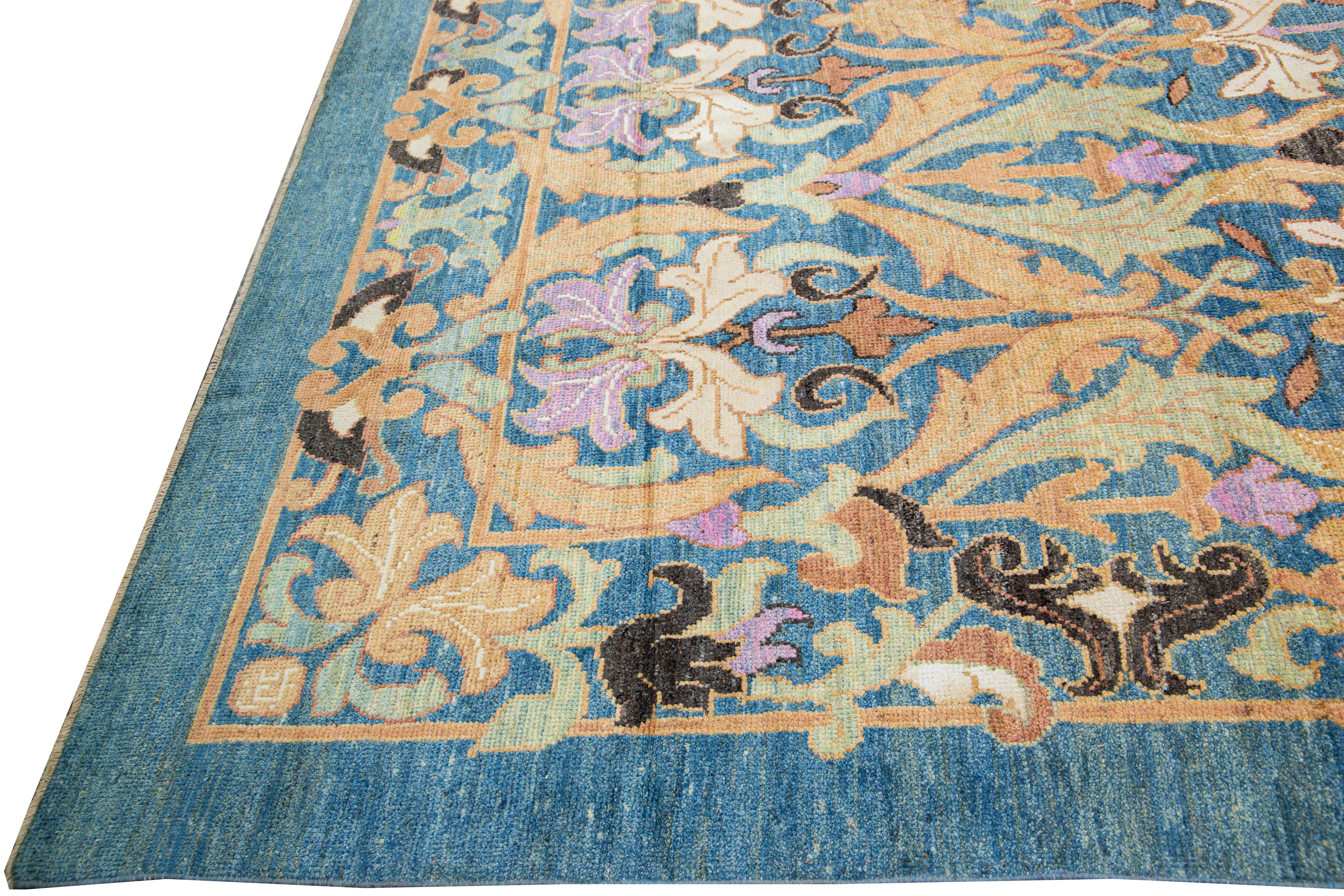 Moderner moderner handgefertigter blauer Oversize-Wollteppich mit Blumenmuster von Oushak (Handgeknüpft) im Angebot