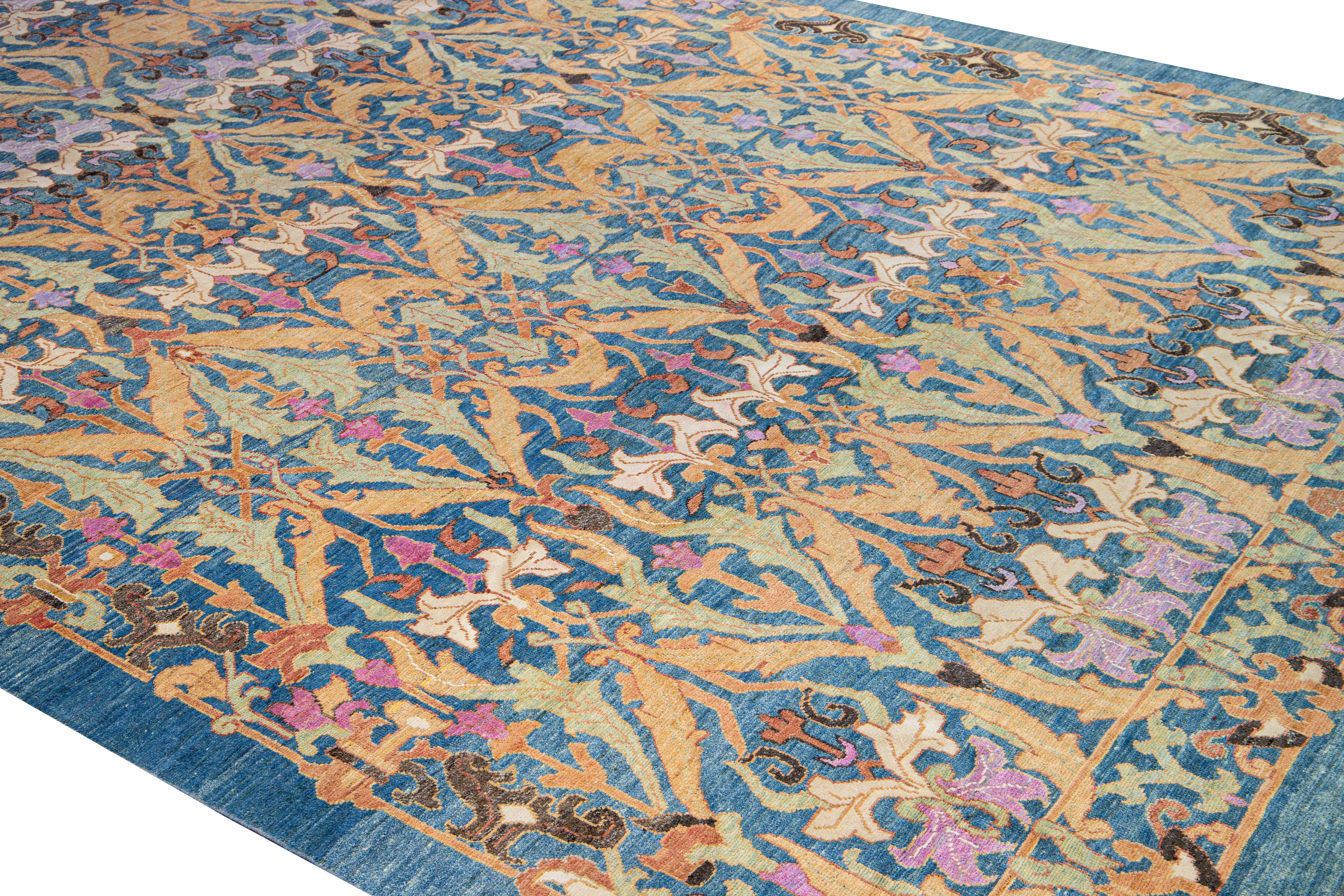 Moderner moderner handgefertigter blauer Oversize-Wollteppich mit Blumenmuster von Oushak (Wolle) im Angebot