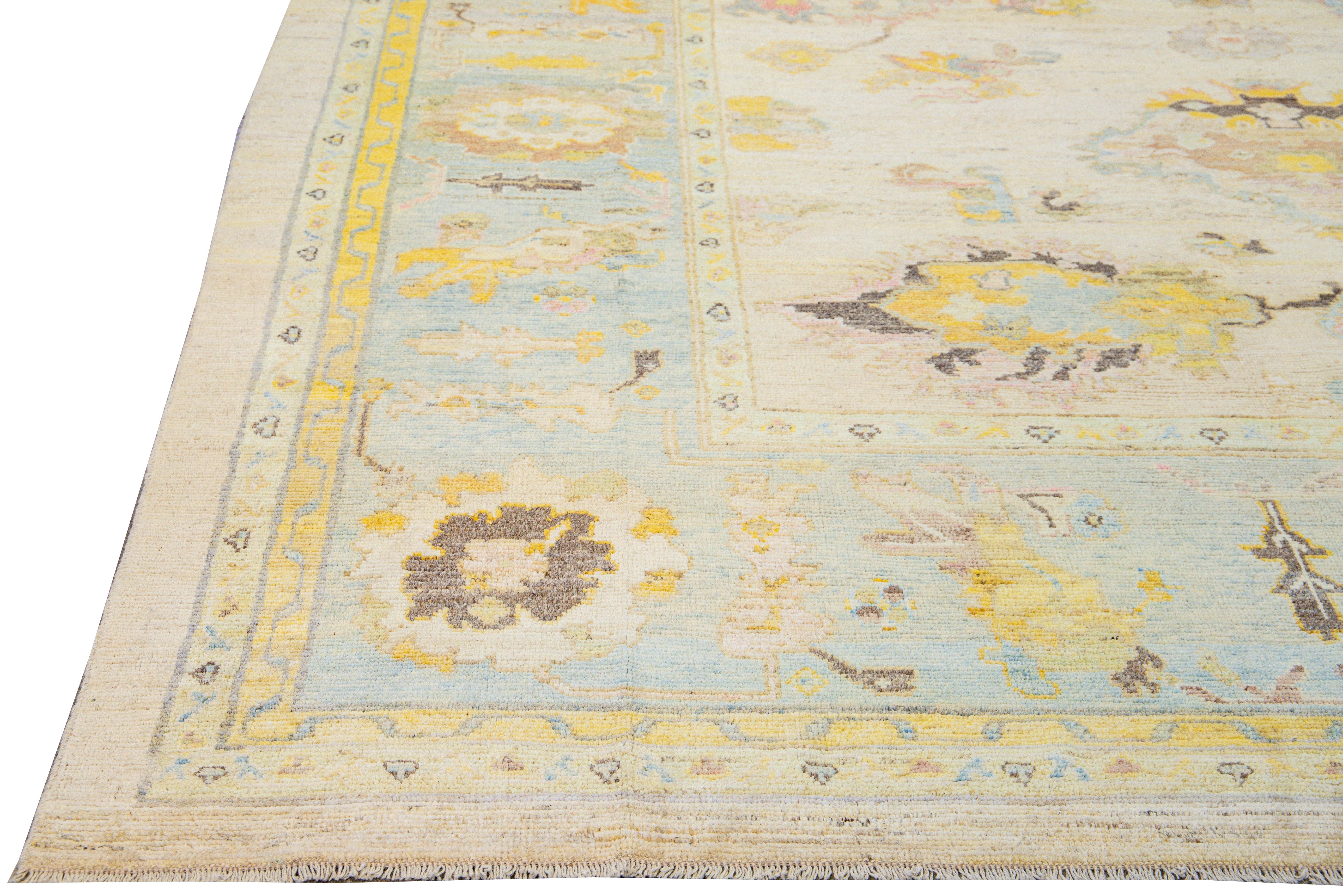 Moderner moderner handgefertigter gelber Oushak-Wollteppich mit Blumenmuster im Angebot 2