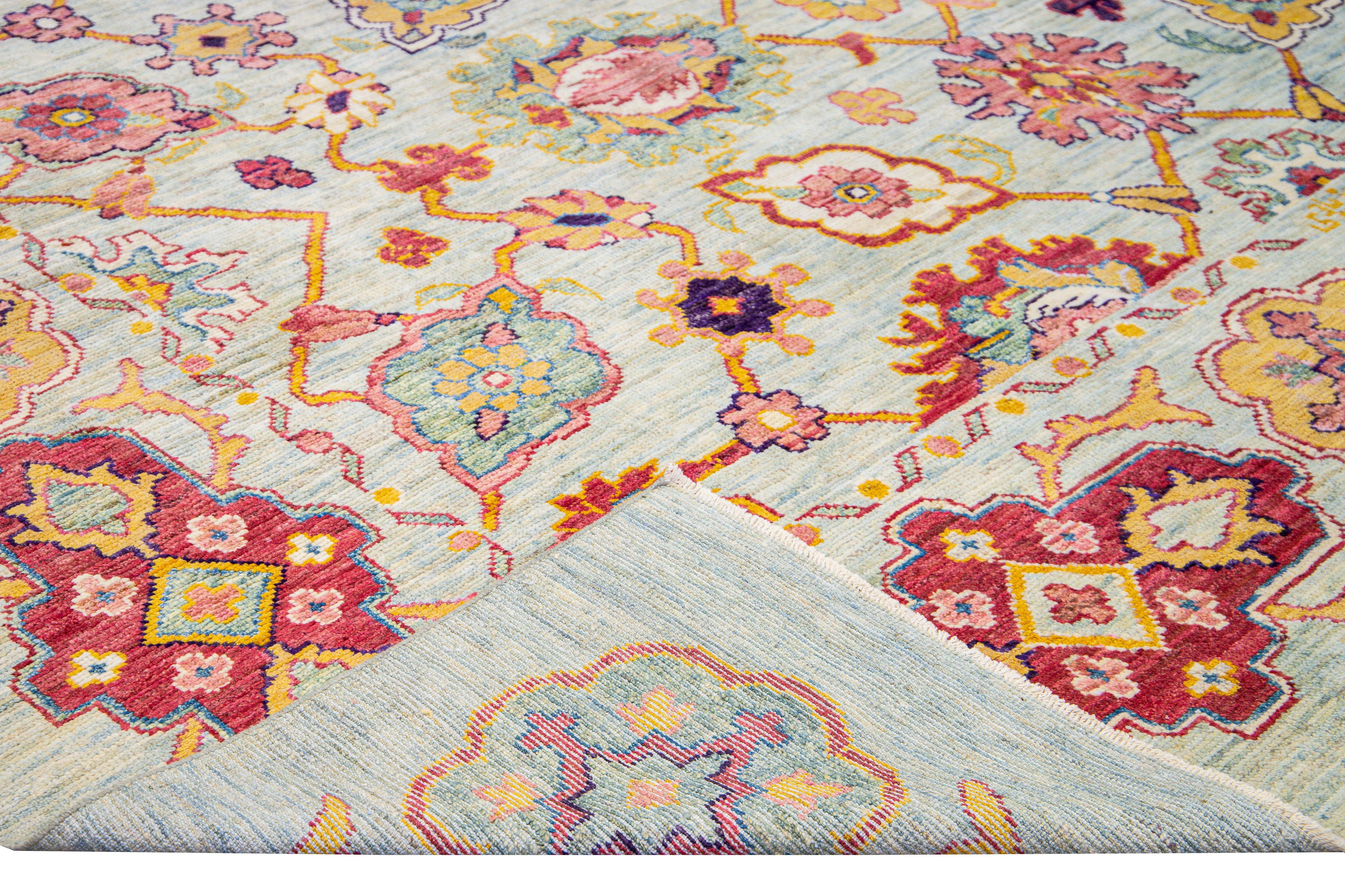 Schöner moderner Oushak-Teppich aus handgeknüpfter Wolle mit blauem Feld. Dieser Oushak-Teppich hat einen mehrfarbigen Akzent und ein wunderschönes geometrisches, florales Muster. 

Dieser Teppich misst: 11'8