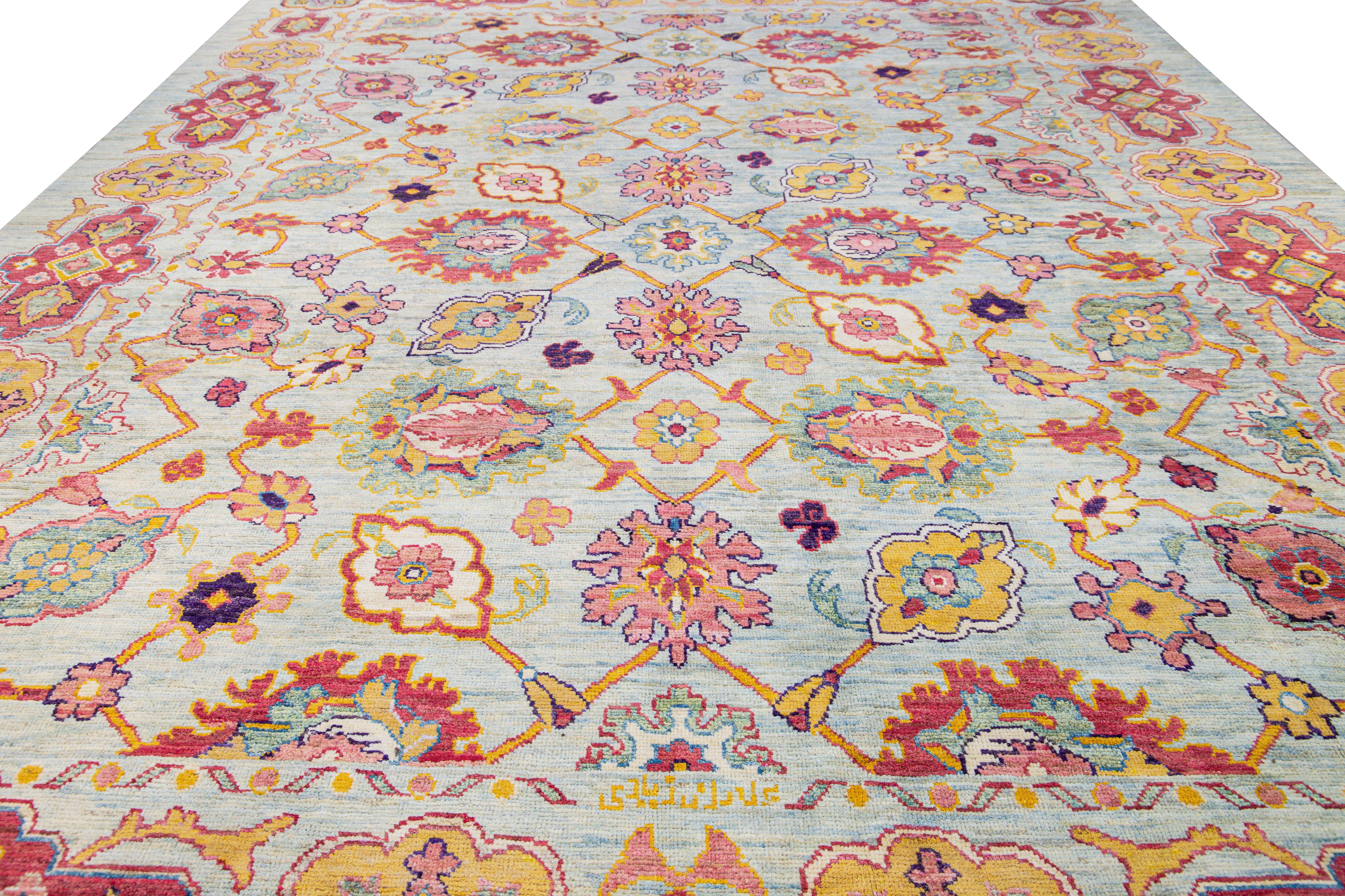 Moderner moderner handgefertigter geometrischer blauer Oversize-Wollteppich mit Blumenmuster von Oushak (Türkisch) im Angebot