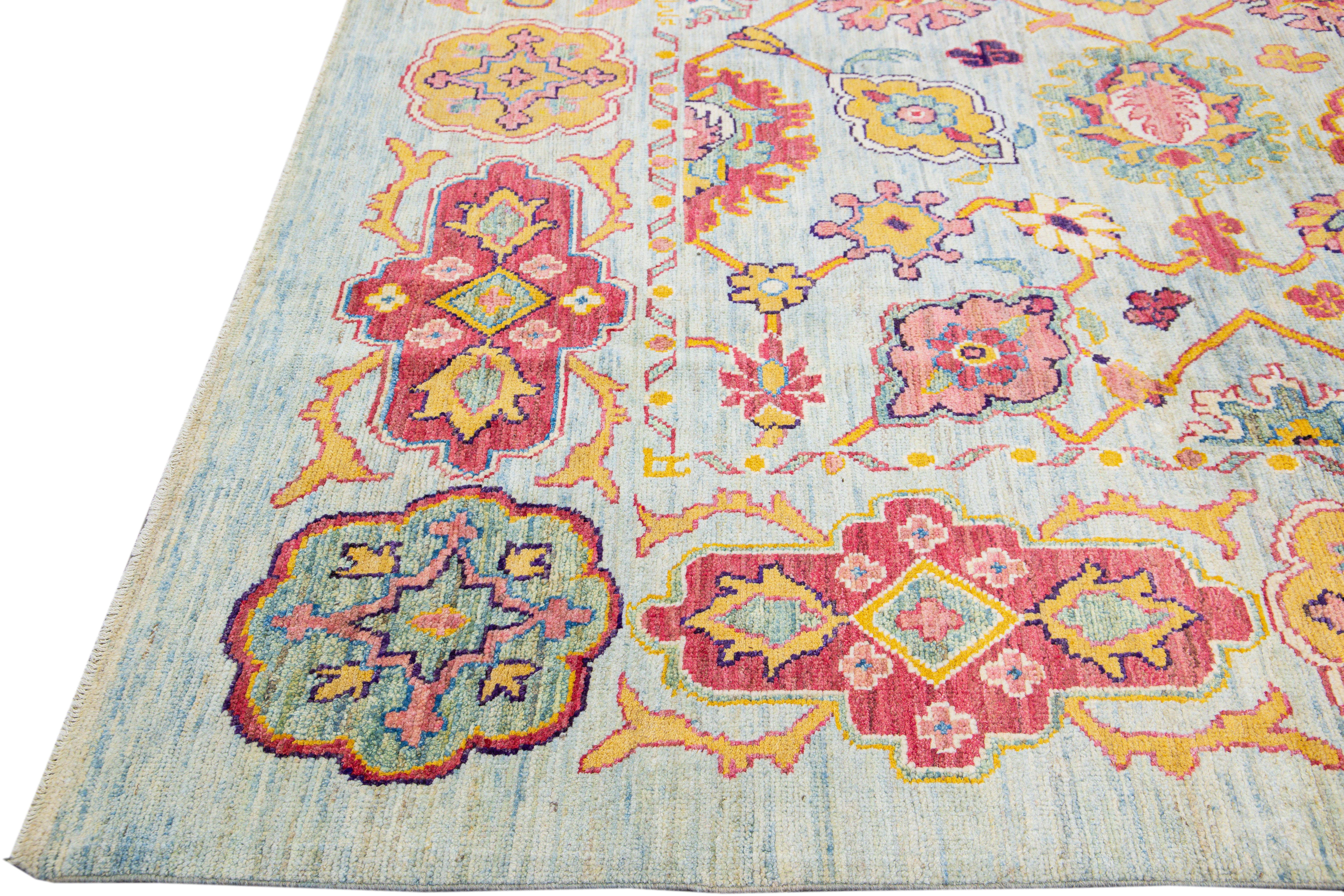 Moderner moderner handgefertigter geometrischer blauer Oversize-Wollteppich mit Blumenmuster von Oushak (Handgeknüpft) im Angebot