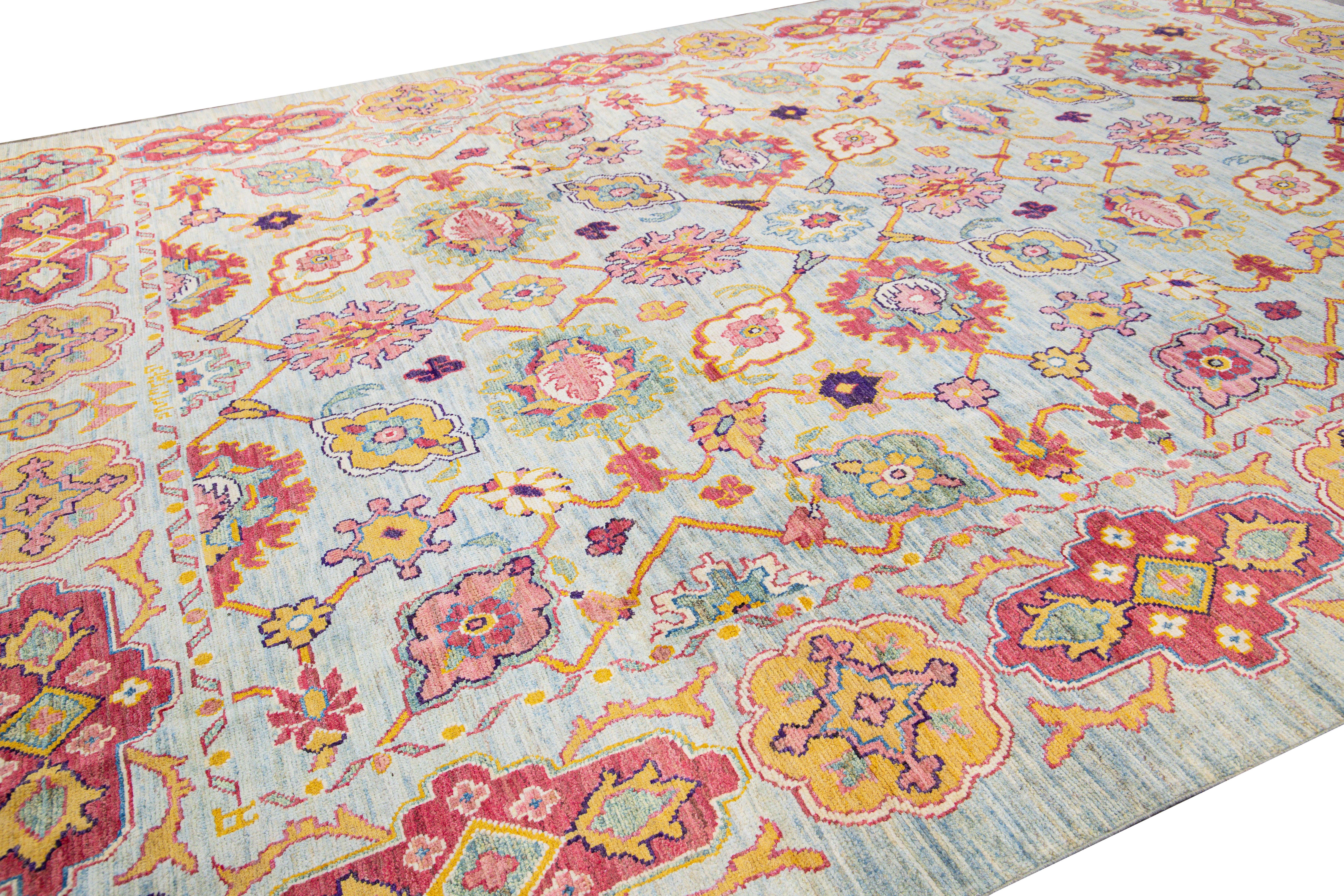 Moderner moderner handgefertigter geometrischer blauer Oversize-Wollteppich mit Blumenmuster von Oushak (Wolle) im Angebot