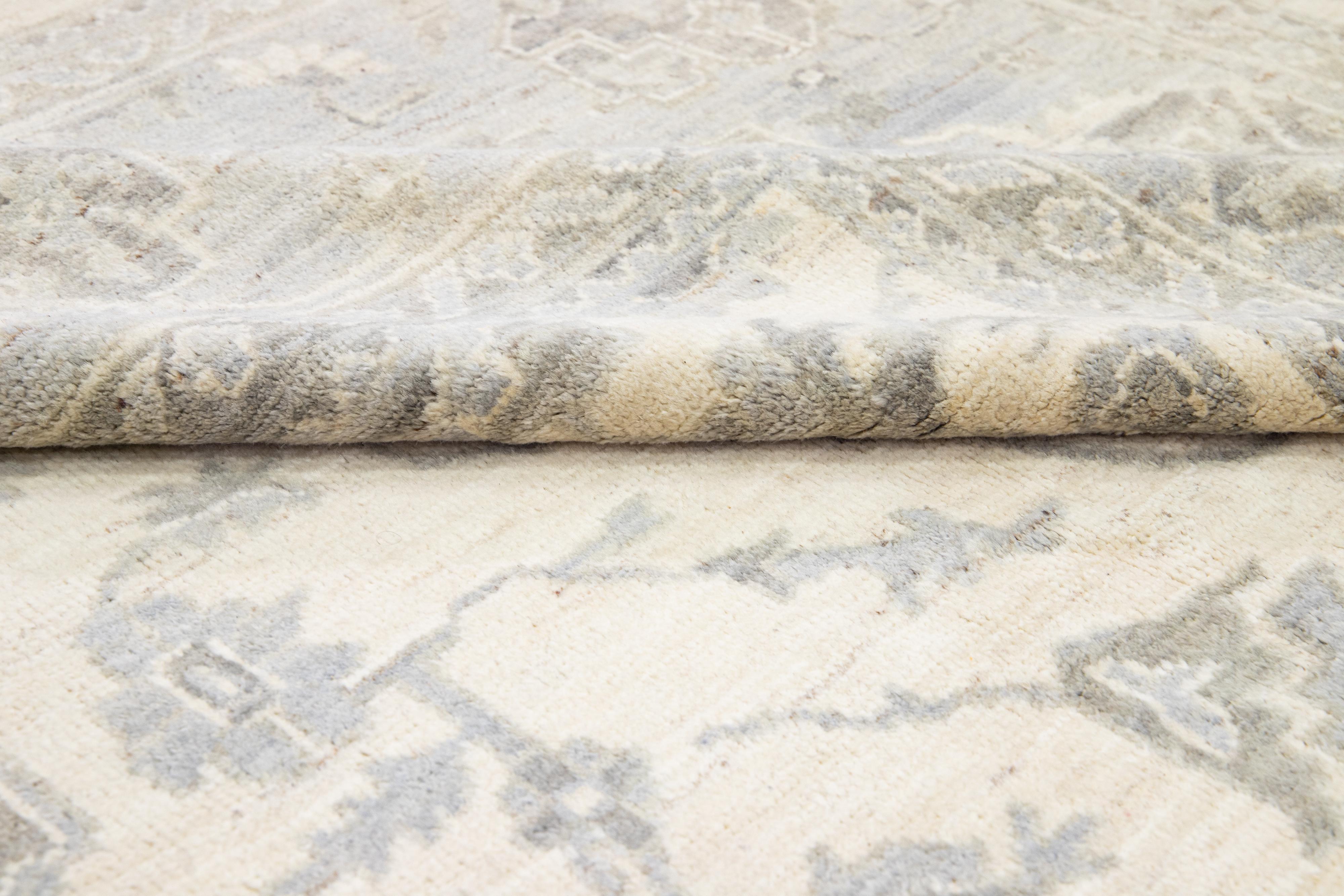 Tapis moderne en laine beige à motif médaillon Oushak fait à la main en vente 3