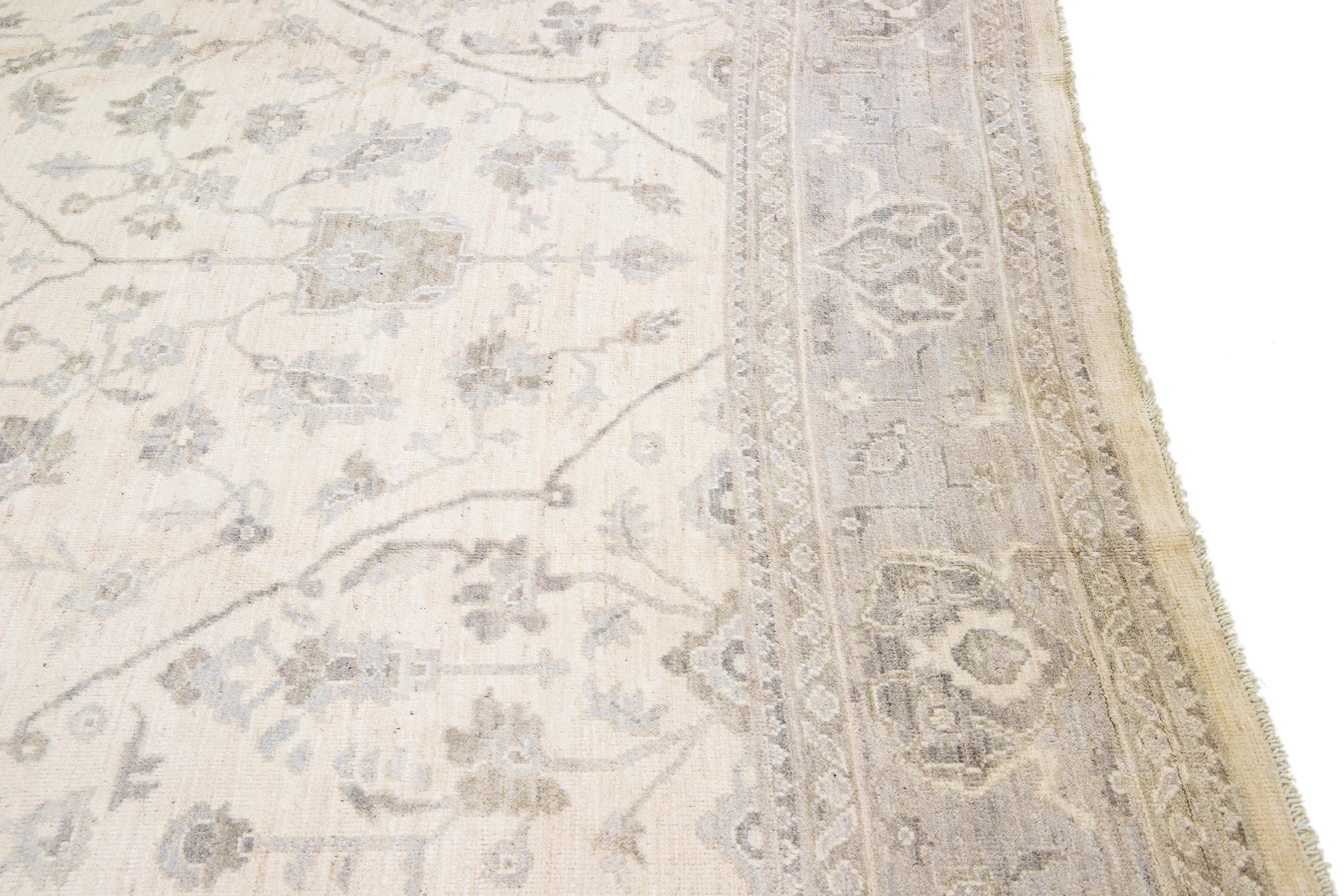 Laine Tapis moderne en laine beige à motif médaillon Oushak fait à la main en vente