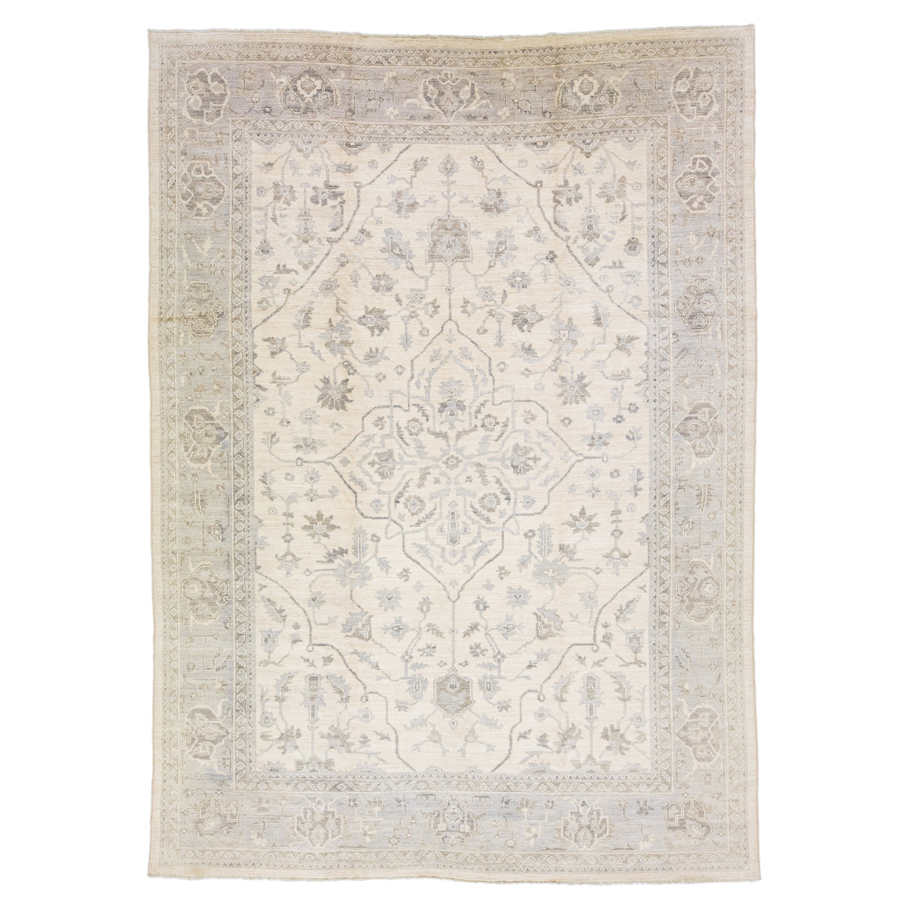 Tapis moderne en laine beige à motif médaillon Oushak fait à la main en vente