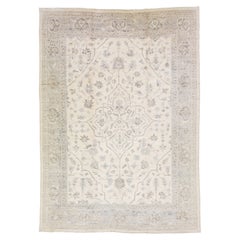 Tapis moderne en laine beige à motif médaillon Oushak fait à la main