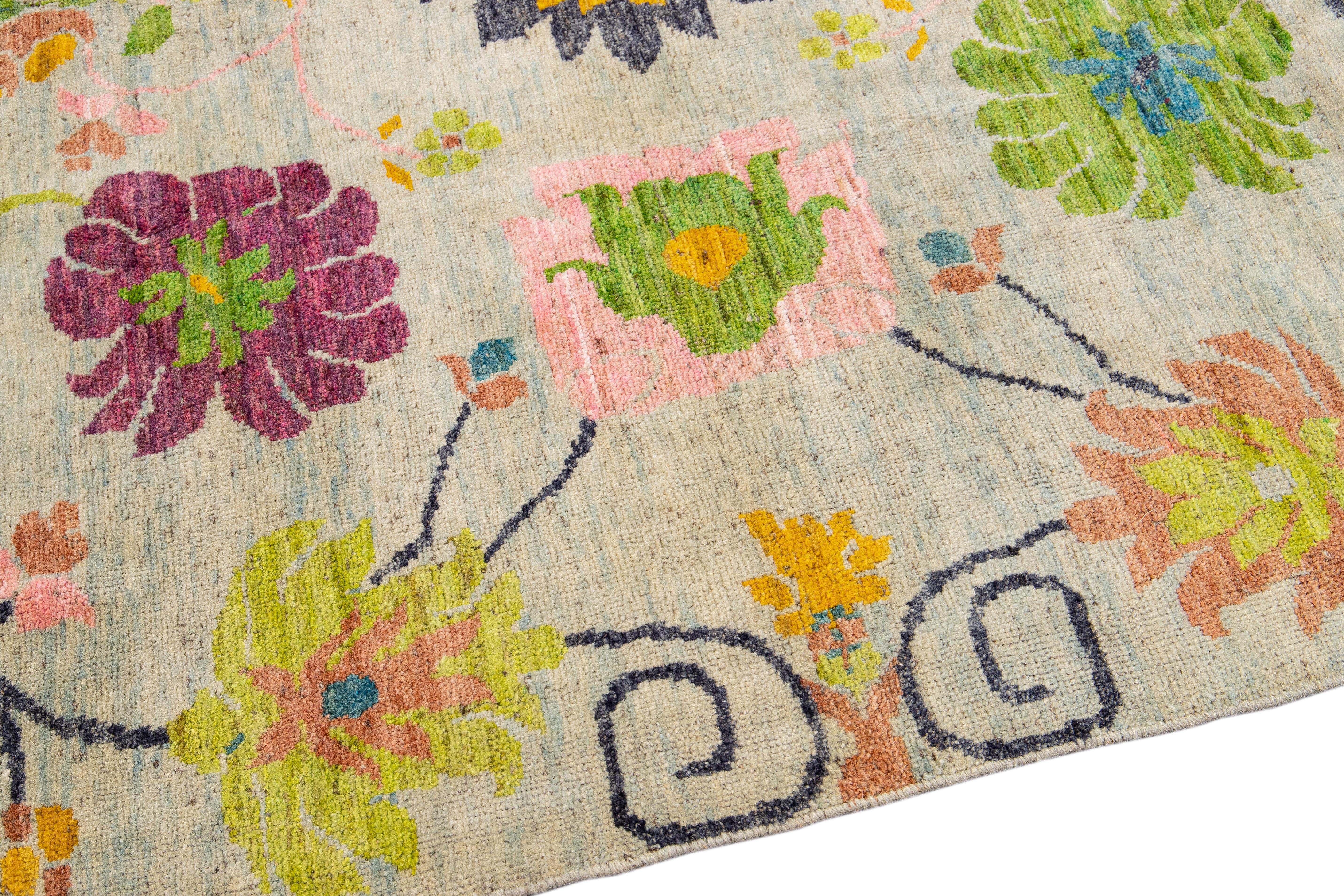 Moderner moderner handgefertigter Oushak-Wollteppich mit mehrfarbigem Blumenmuster in Beige im Angebot 1
