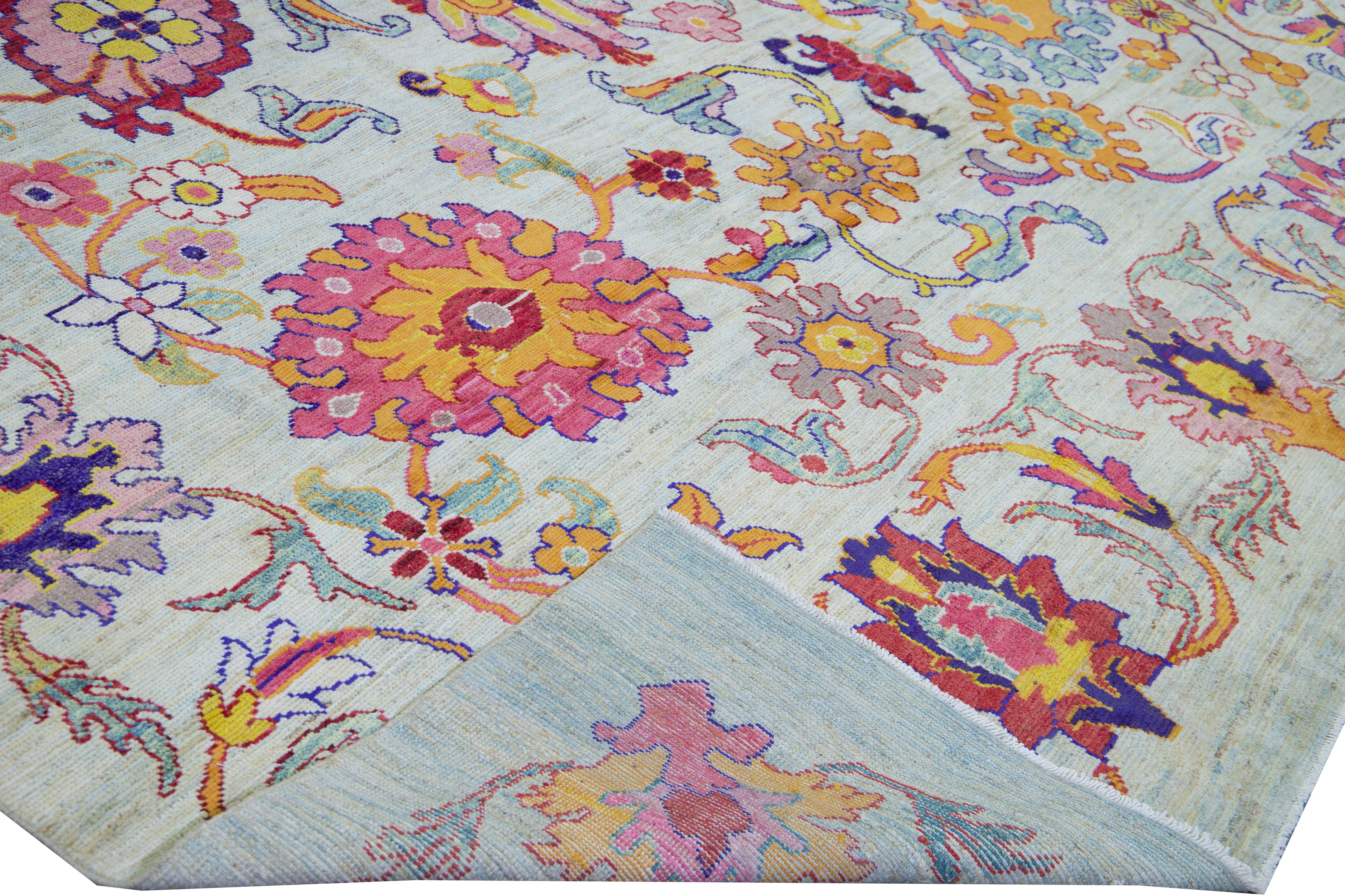 Schöner moderner Oushak-Teppich aus handgeknüpfter Wolle mit einem blauen Farbverlaufsfeld. Dieser Oushak-Teppich mit rosa, gelben, orangefarbenen und elfenbeinfarbenen Akzenten zeigt ein wunderschönes florales Tribal-Muster. 

Dieser Teppich