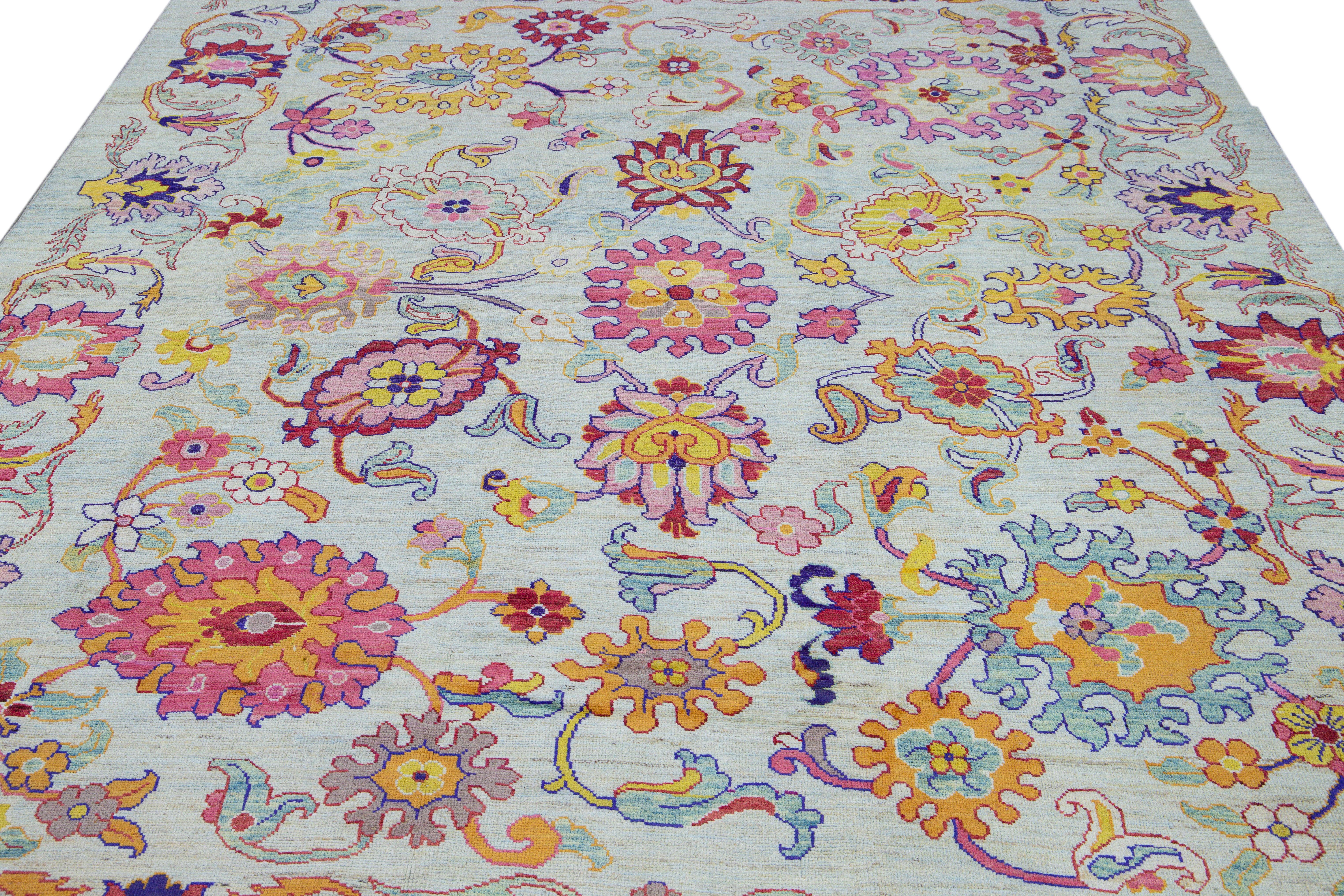 Moderner handgefertigter Oversize-Teppich aus blauer Wolle mit mehrfarbigem Blumenmuster von Oushak (Türkisch) im Angebot