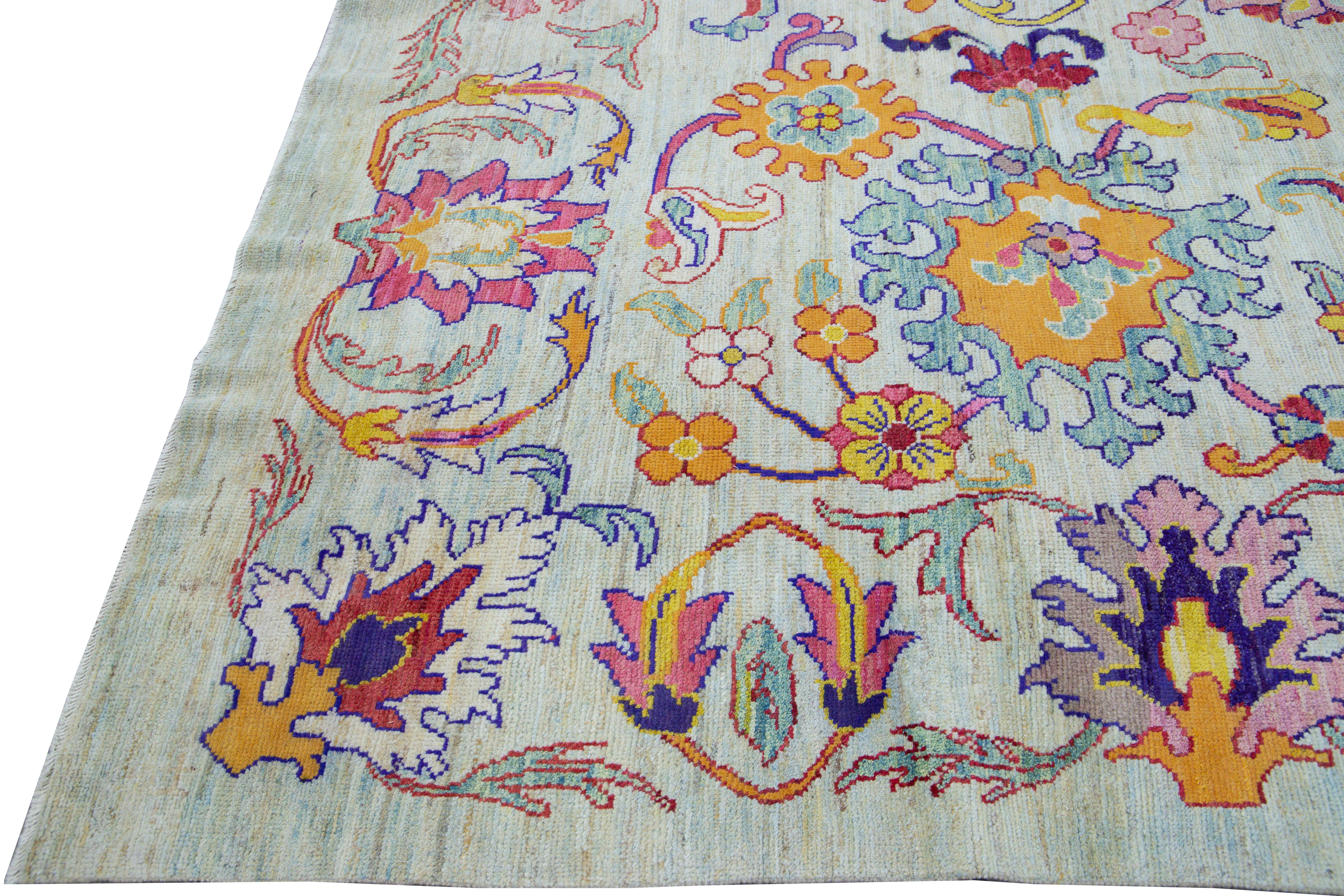 Moderner handgefertigter Oversize-Teppich aus blauer Wolle mit mehrfarbigem Blumenmuster von Oushak (Handgeknüpft) im Angebot