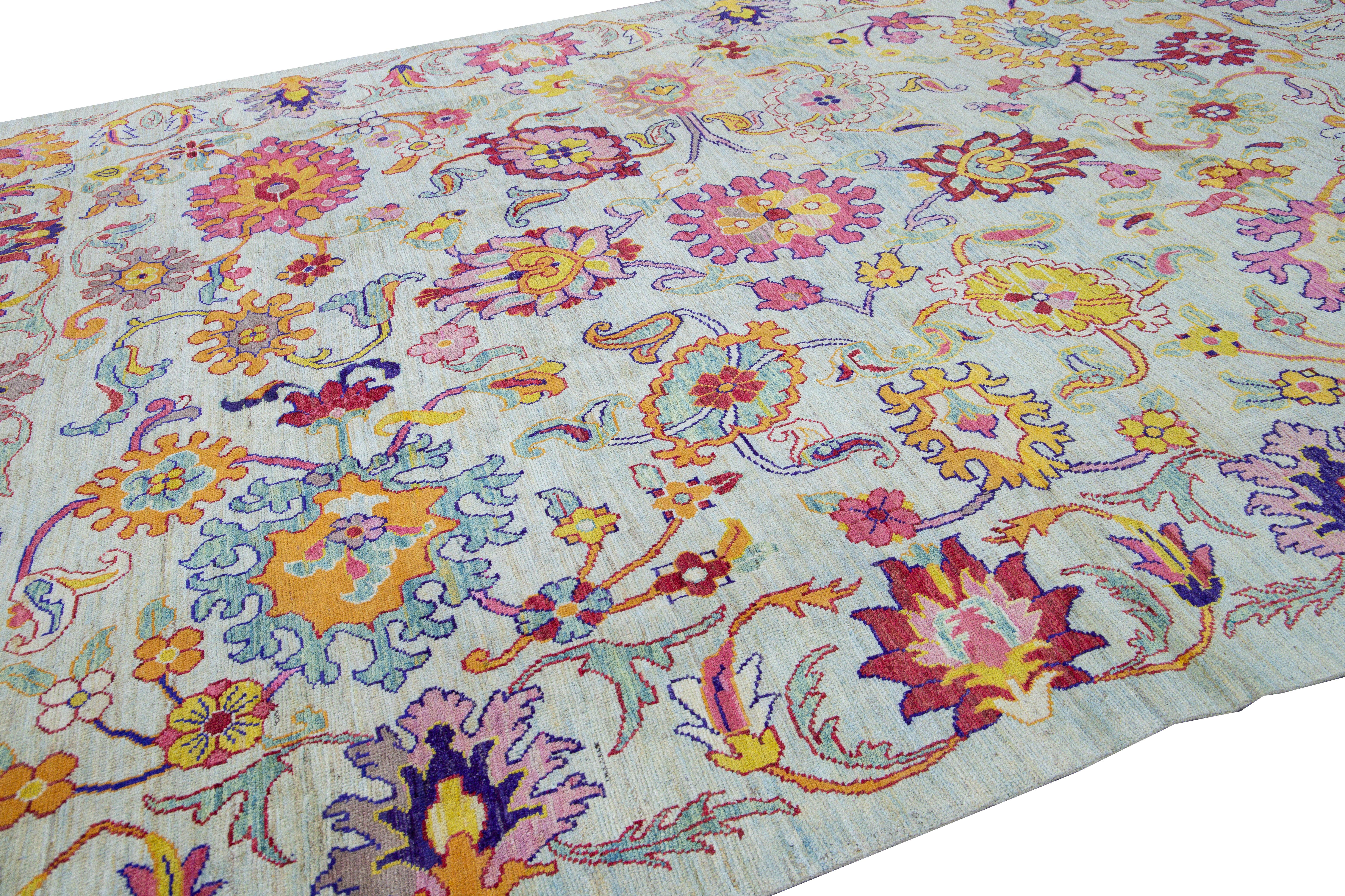Moderner handgefertigter Oversize-Teppich aus blauer Wolle mit mehrfarbigem Blumenmuster von Oushak im Zustand „Neu“ im Angebot in Norwalk, CT