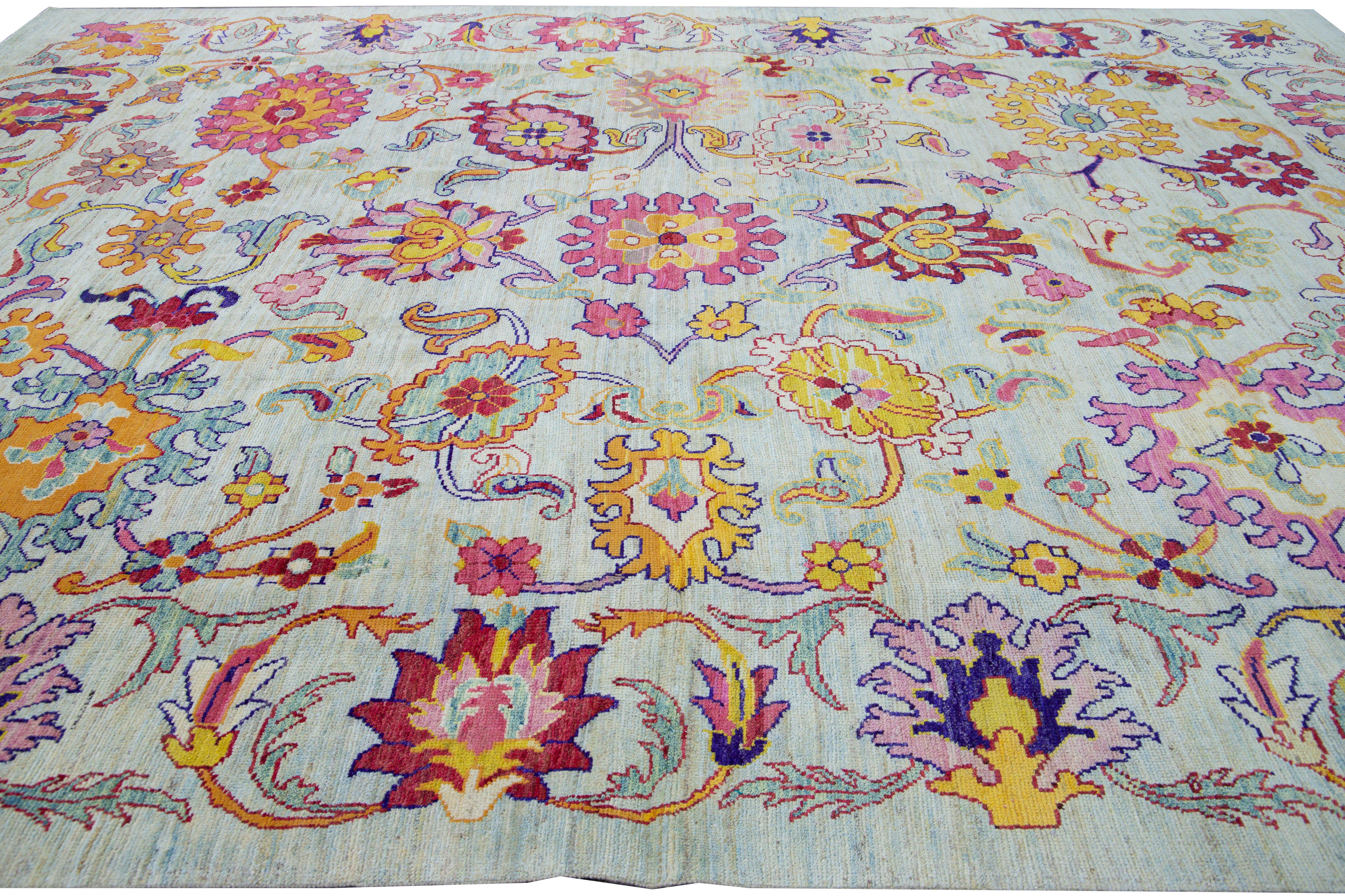 Moderner handgefertigter Oversize-Teppich aus blauer Wolle mit mehrfarbigem Blumenmuster von Oushak (21. Jahrhundert und zeitgenössisch) im Angebot