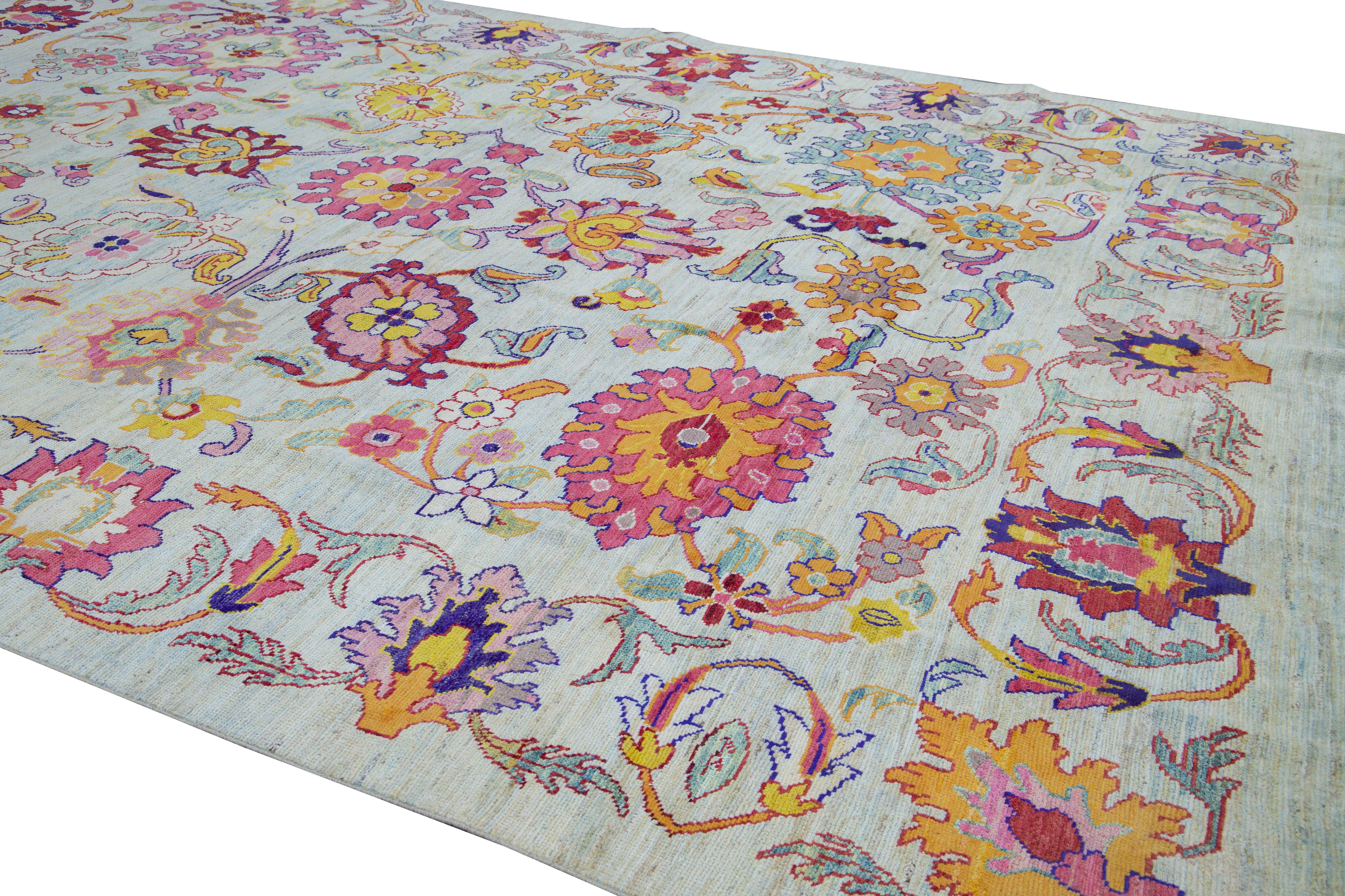 Moderner handgefertigter Oversize-Teppich aus blauer Wolle mit mehrfarbigem Blumenmuster von Oushak im Angebot 1