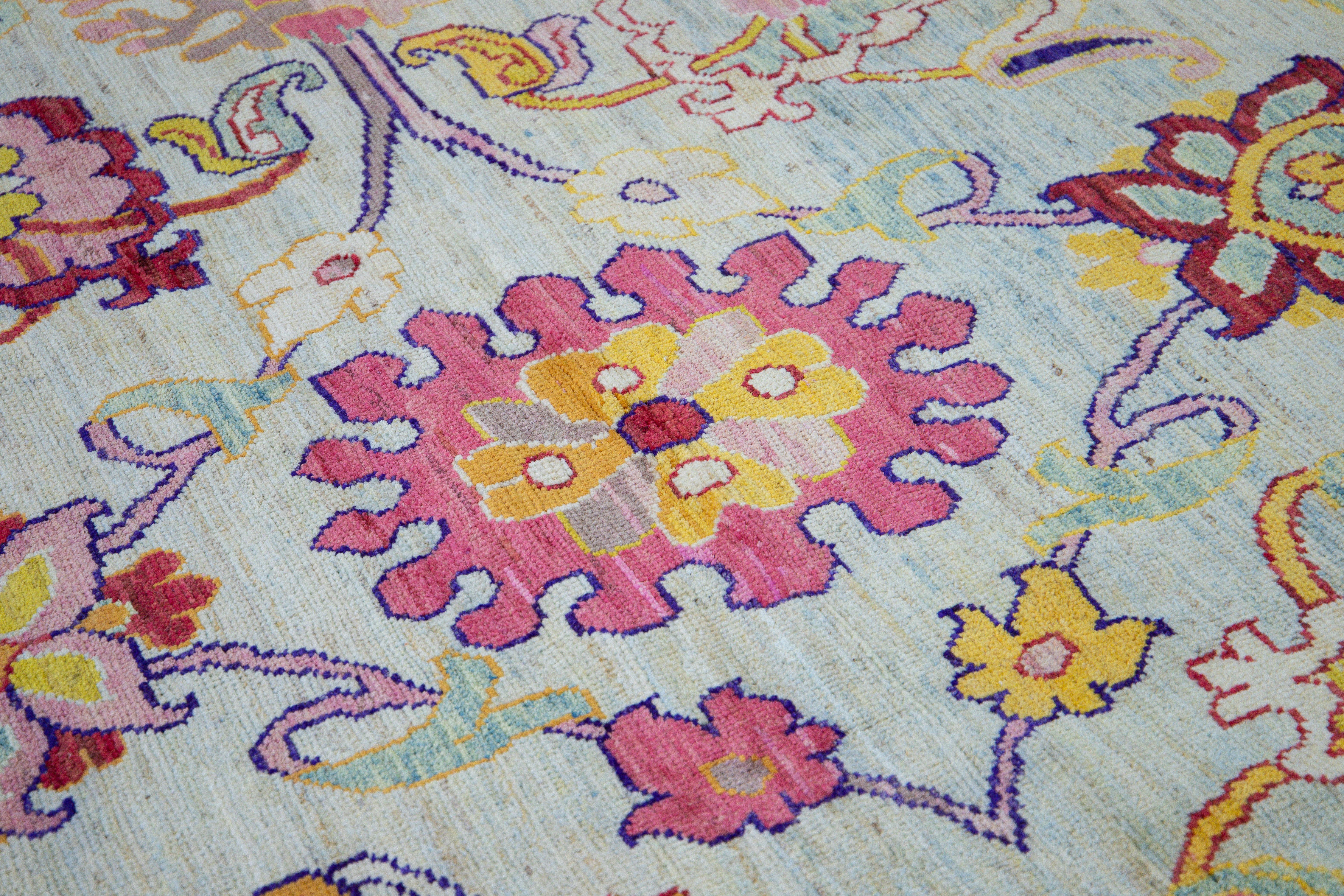 Moderner handgefertigter Oversize-Teppich aus blauer Wolle mit mehrfarbigem Blumenmuster von Oushak im Angebot 2
