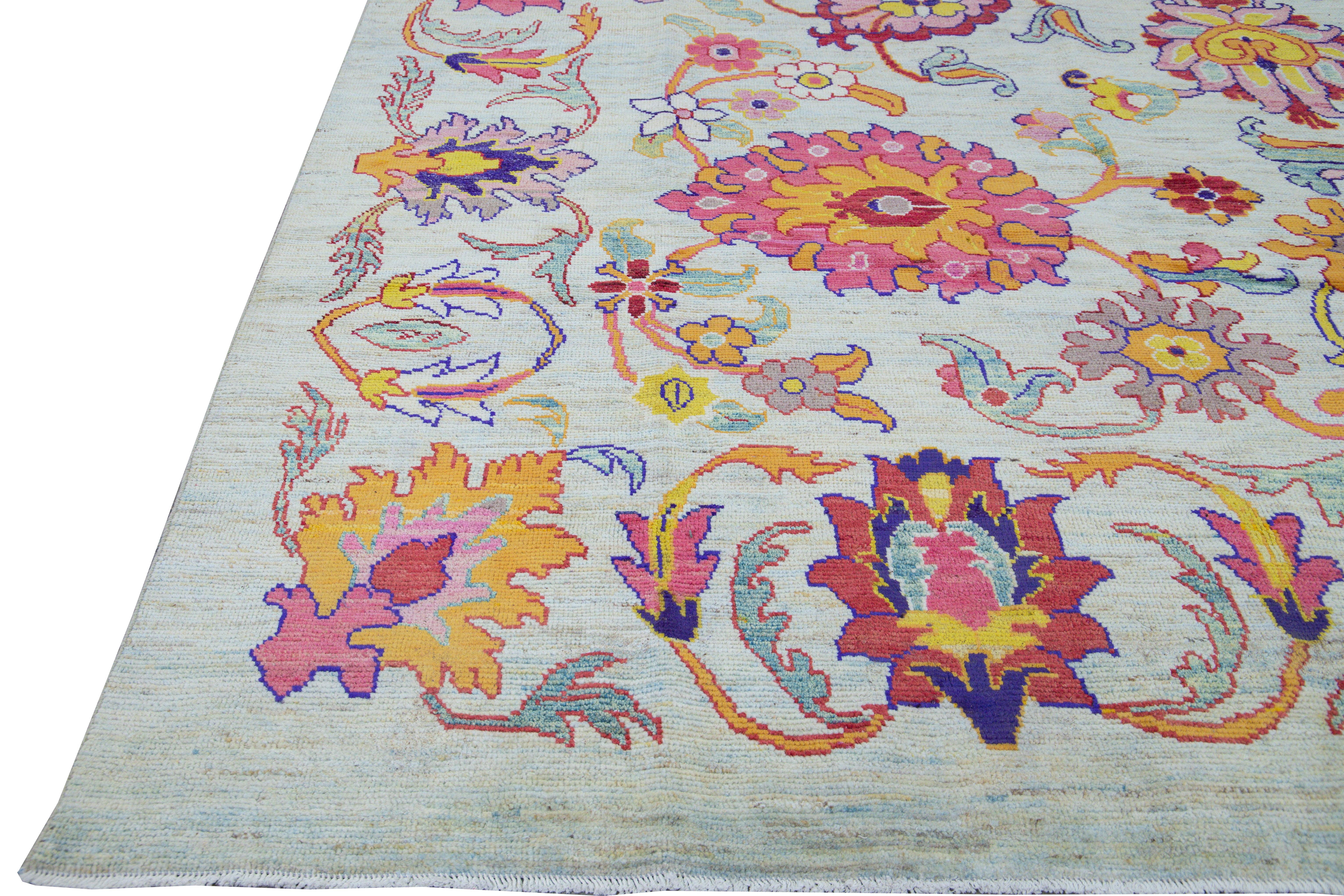 Moderner handgefertigter Oversize-Teppich aus blauer Wolle mit mehrfarbigem Blumenmuster von Oushak im Angebot 3