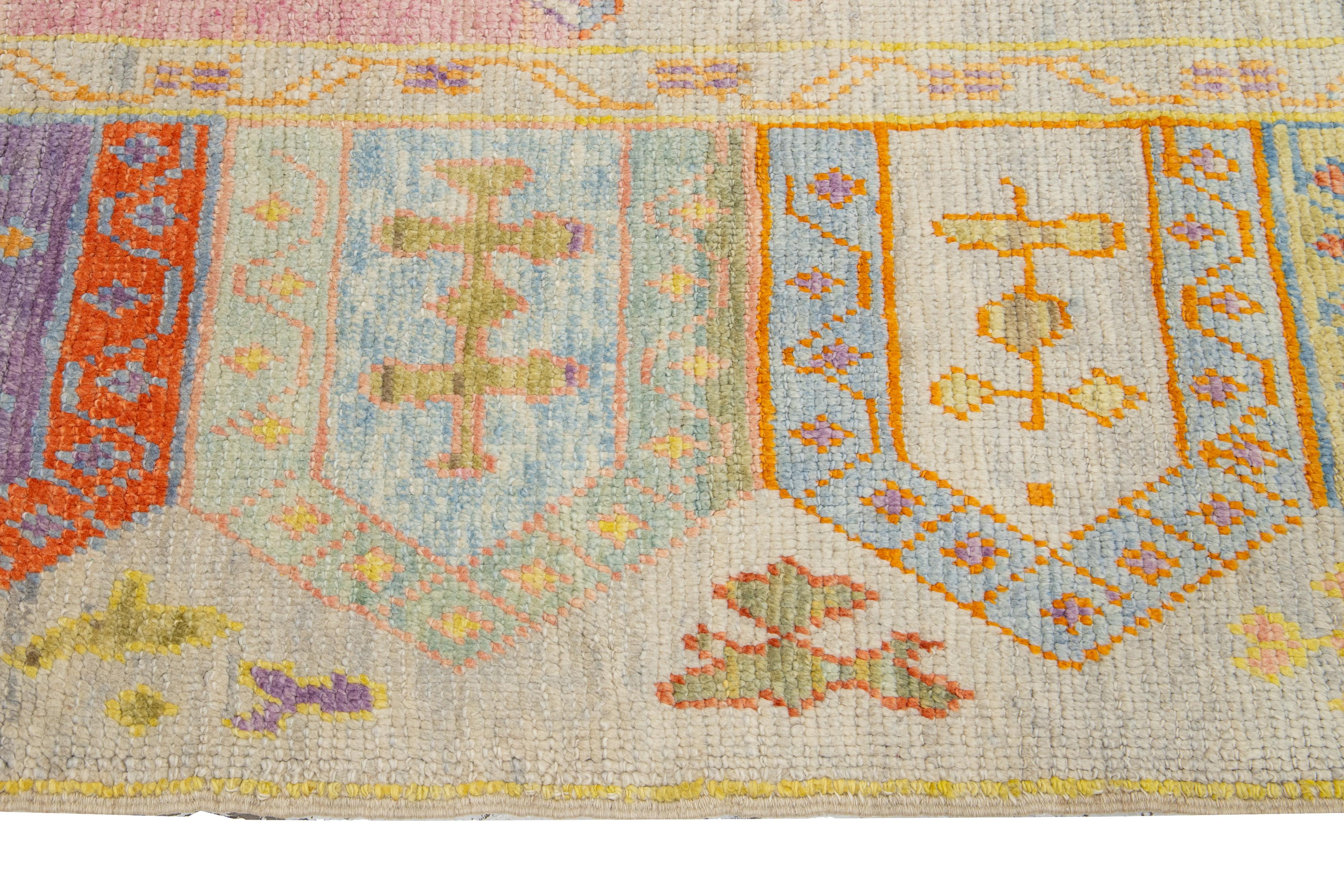 Alfombra moderna de lana de diseño geométrico multicolor hecha a mano en Oushak en venta 3