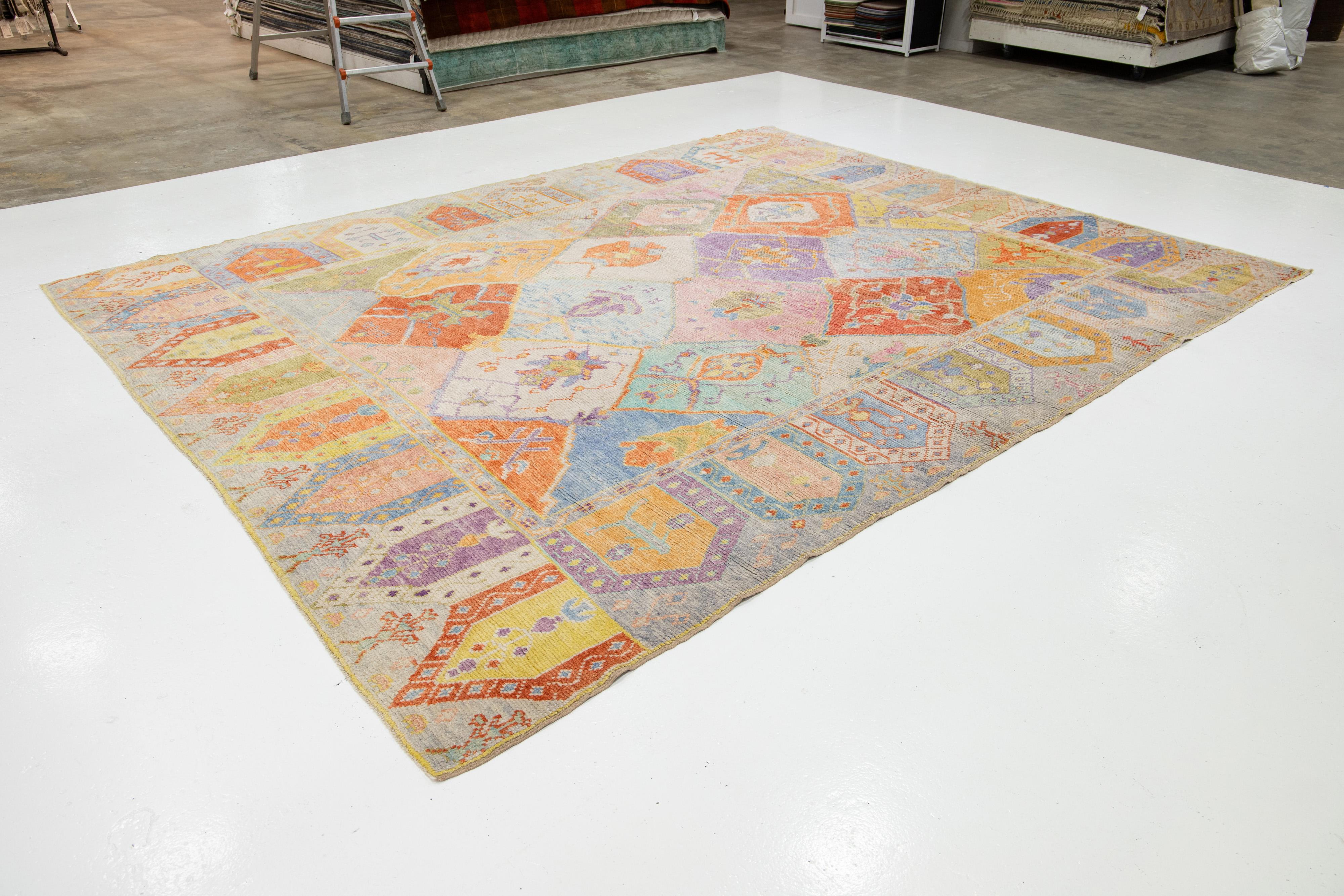 Alfombra moderna de lana de diseño geométrico multicolor hecha a mano en Oushak Anudado a mano en venta
