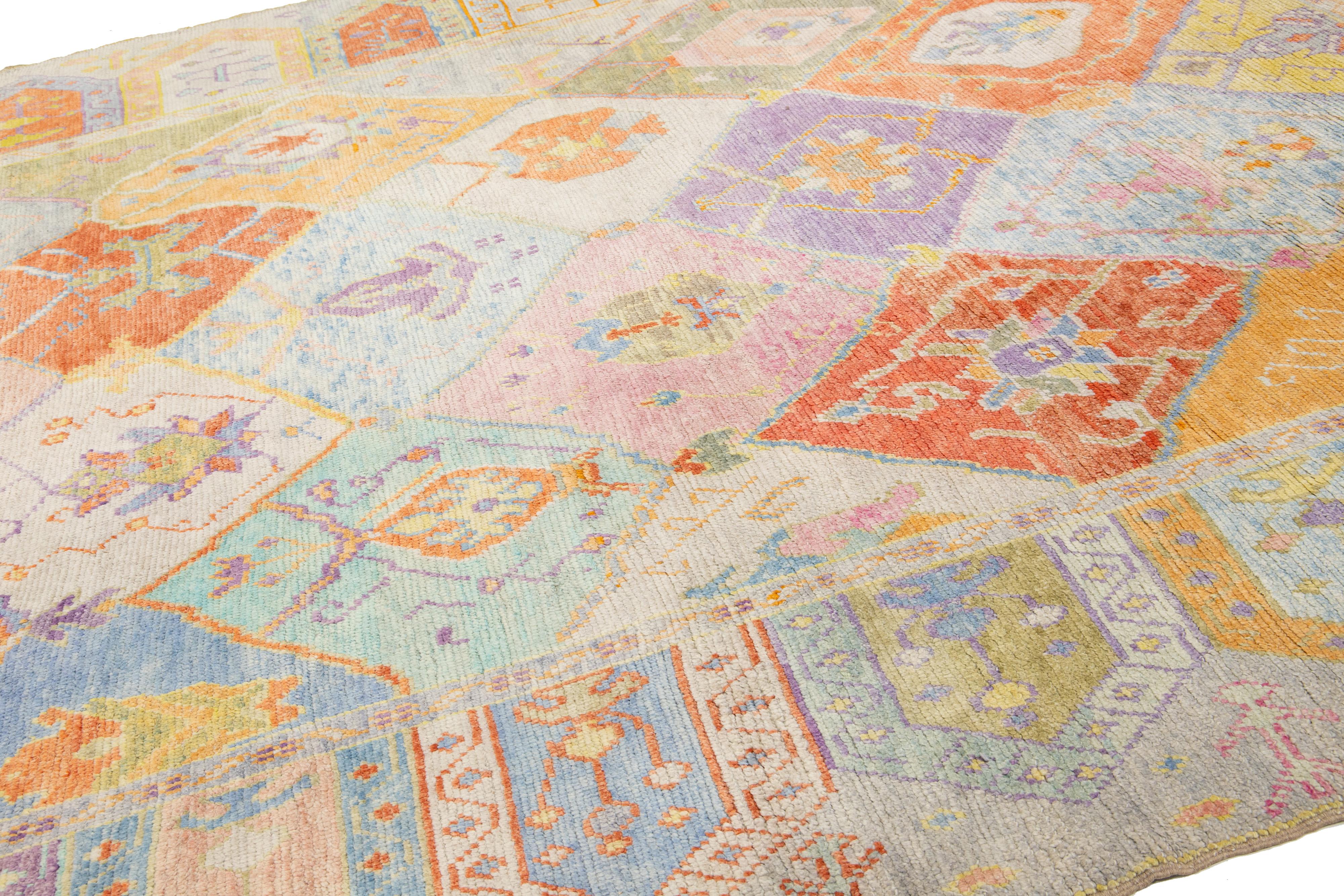 Alfombra moderna de lana de diseño geométrico multicolor hecha a mano en Oushak en Nuevo estado para la venta en Norwalk, CT