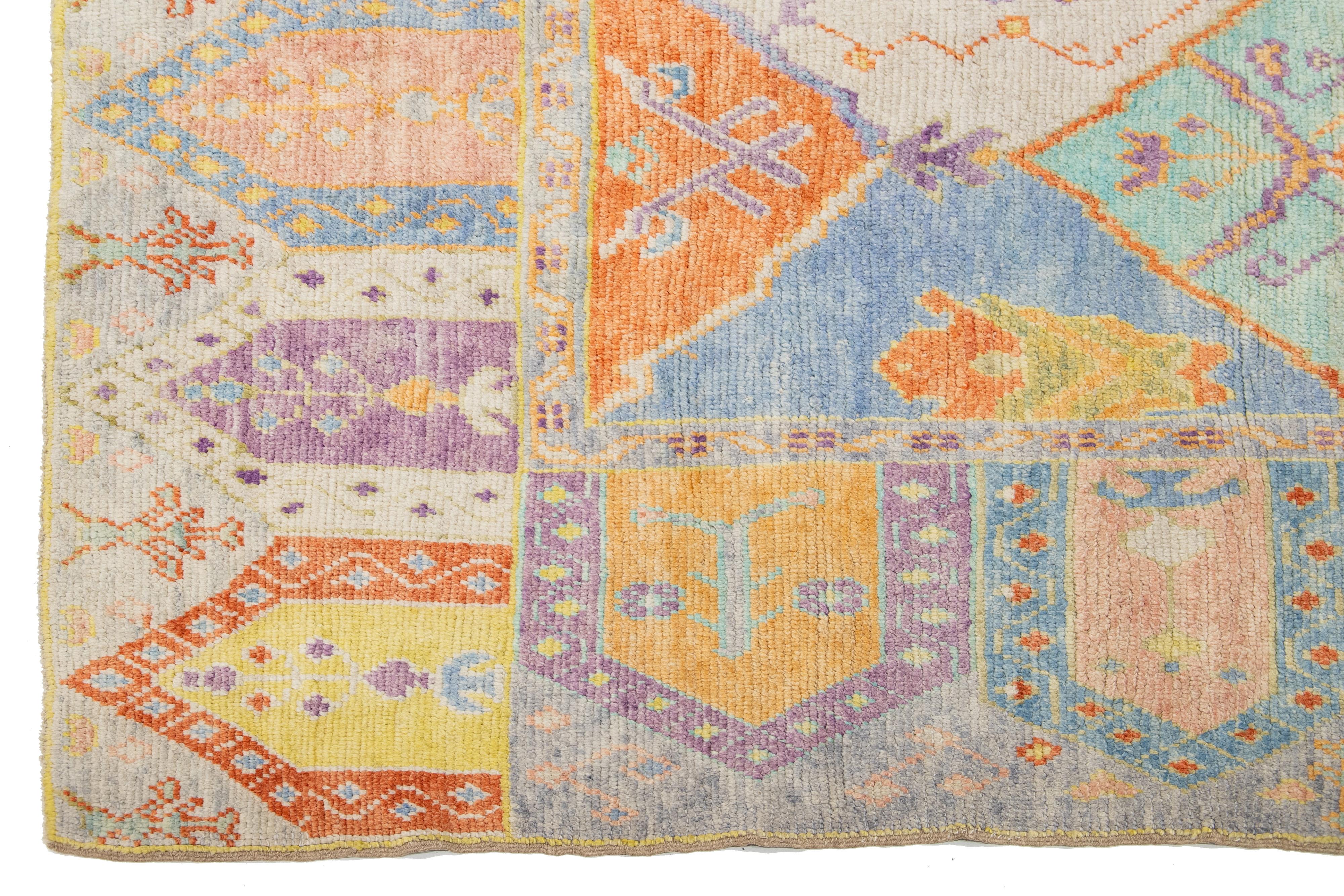 Alfombra moderna de lana de diseño geométrico multicolor hecha a mano en Oushak Siglo XXI y contemporáneo en venta