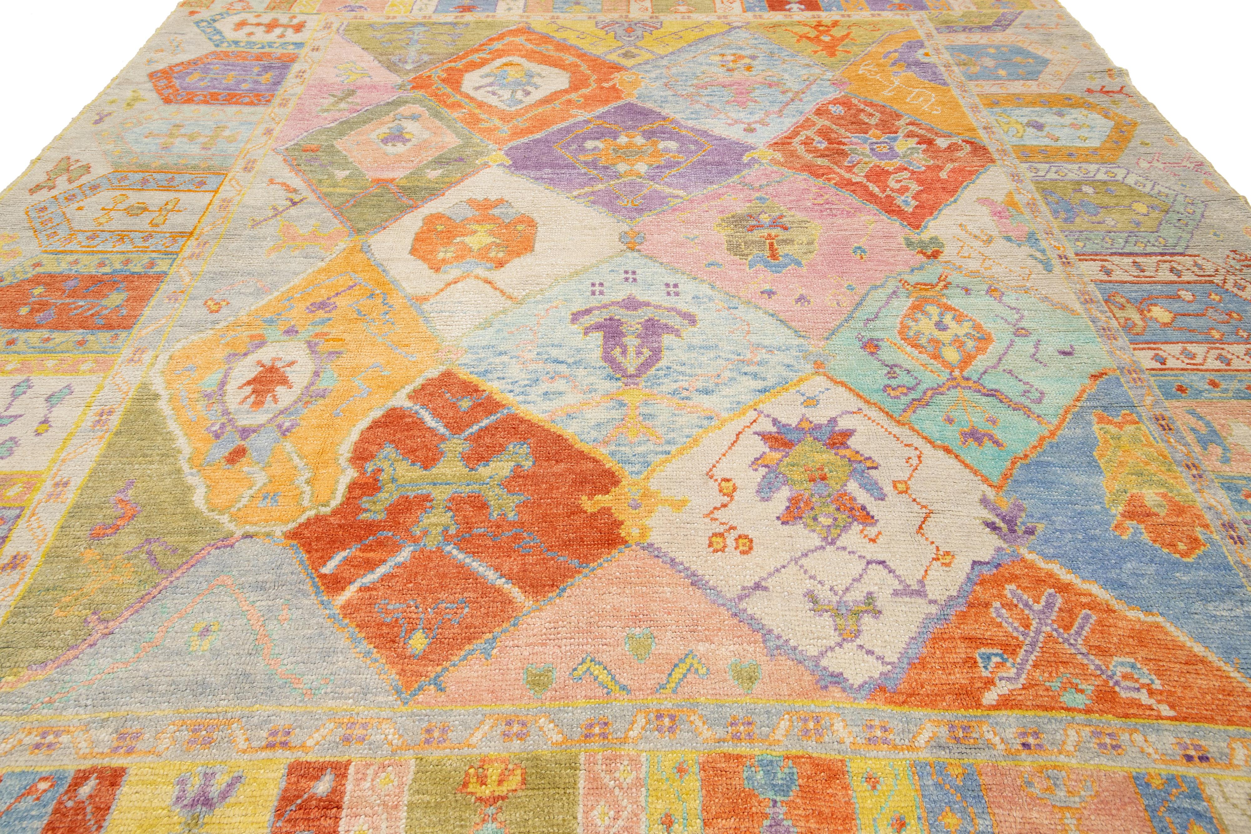Alfombra moderna de lana de diseño geométrico multicolor hecha a mano en Oushak en venta 1