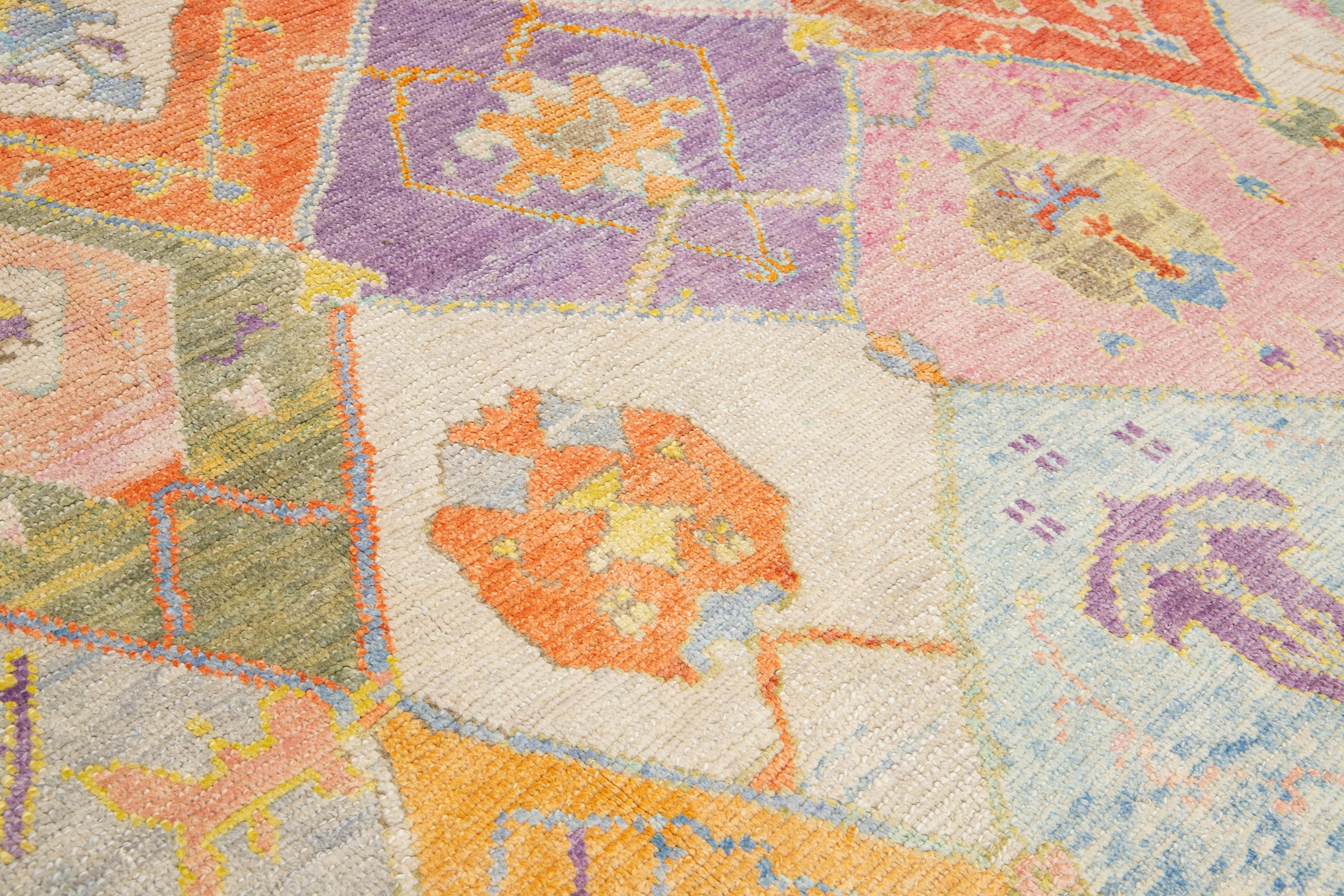 Alfombra moderna de lana de diseño geométrico multicolor hecha a mano en Oushak en venta 2