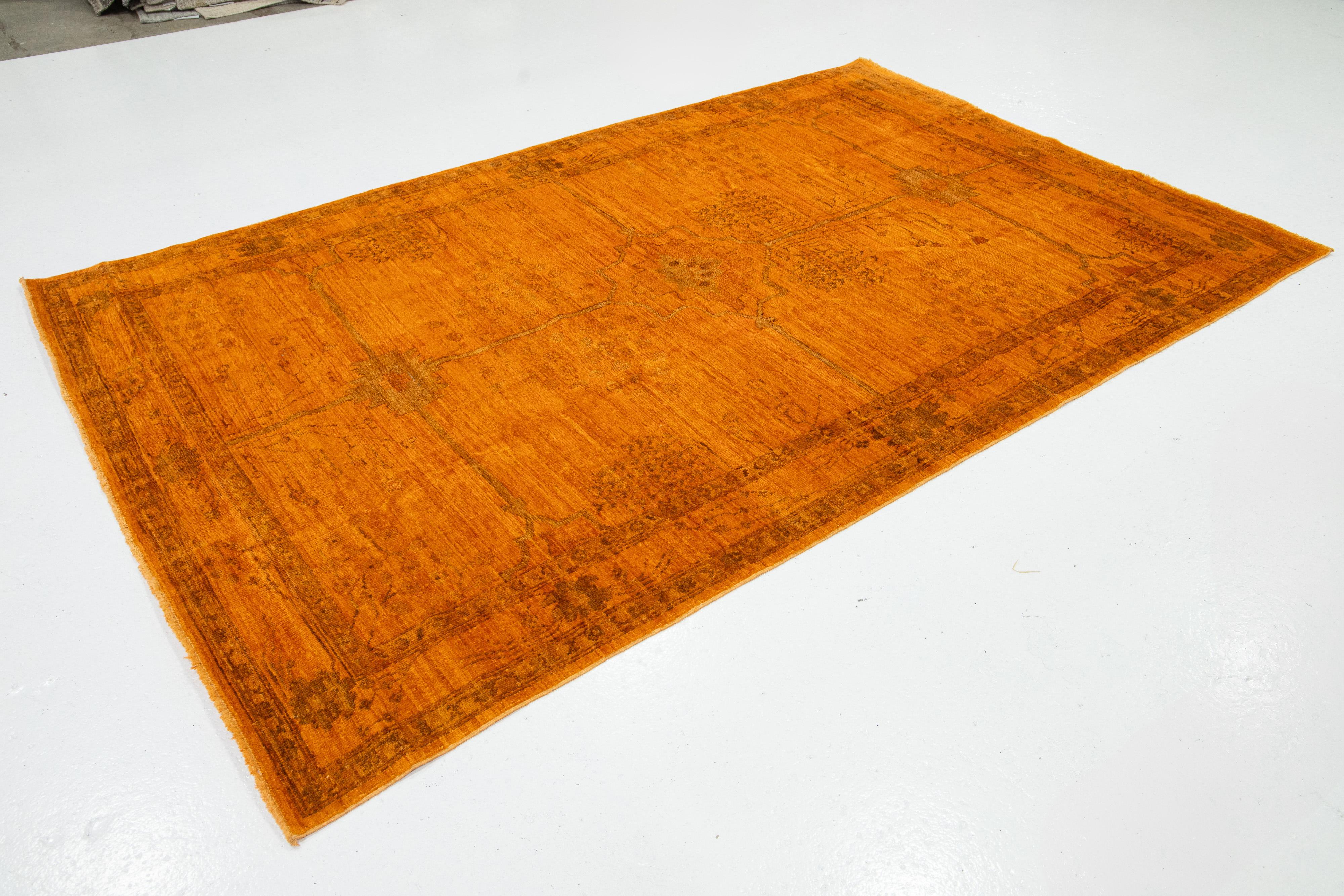 Moderner handgefertigter Oushak-Teppich aus orangefarbener Wolle mit geometrischem Muster (Handgeknüpft) im Angebot