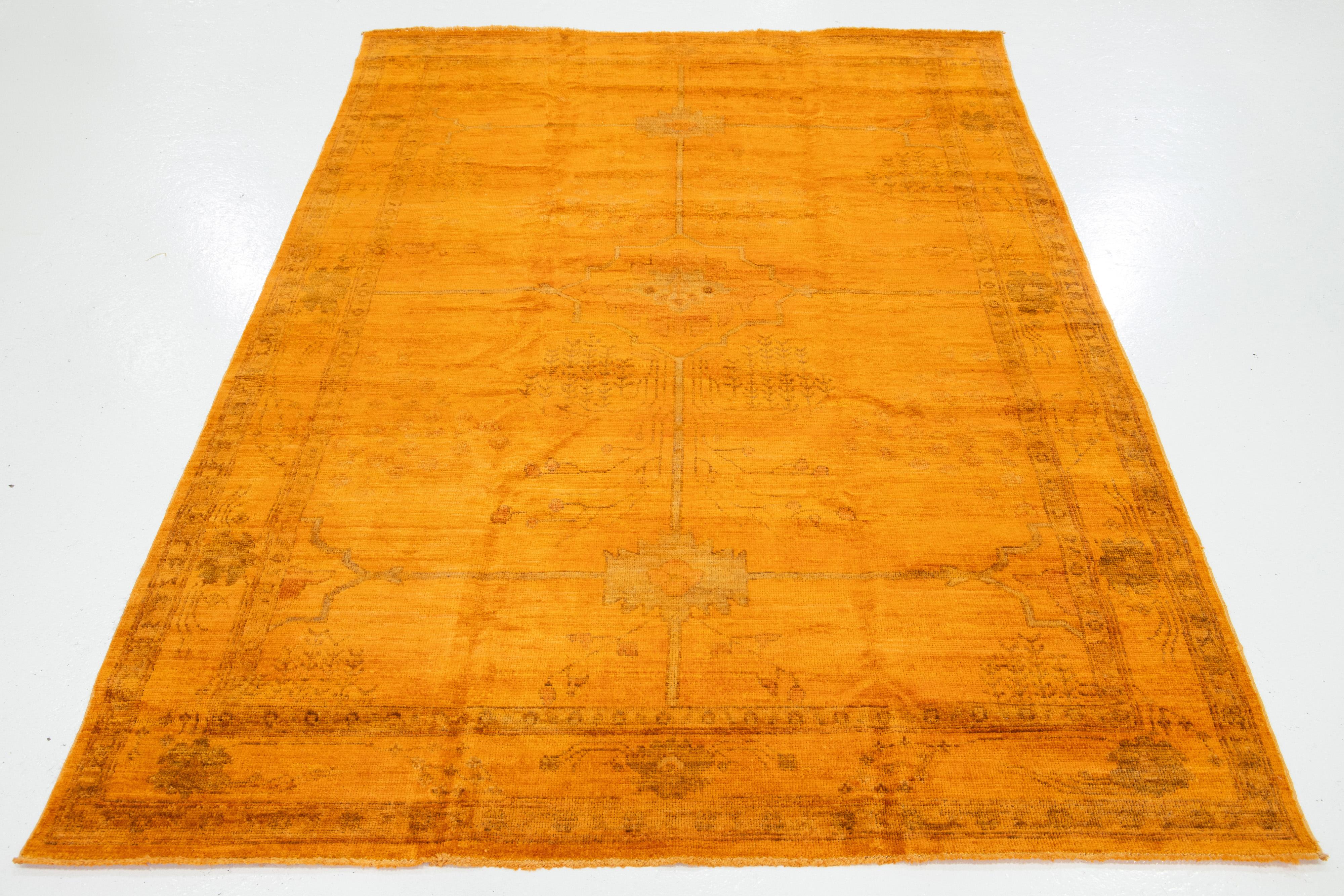 Moderner handgefertigter Oushak-Teppich aus orangefarbener Wolle mit geometrischem Muster (21. Jahrhundert und zeitgenössisch) im Angebot