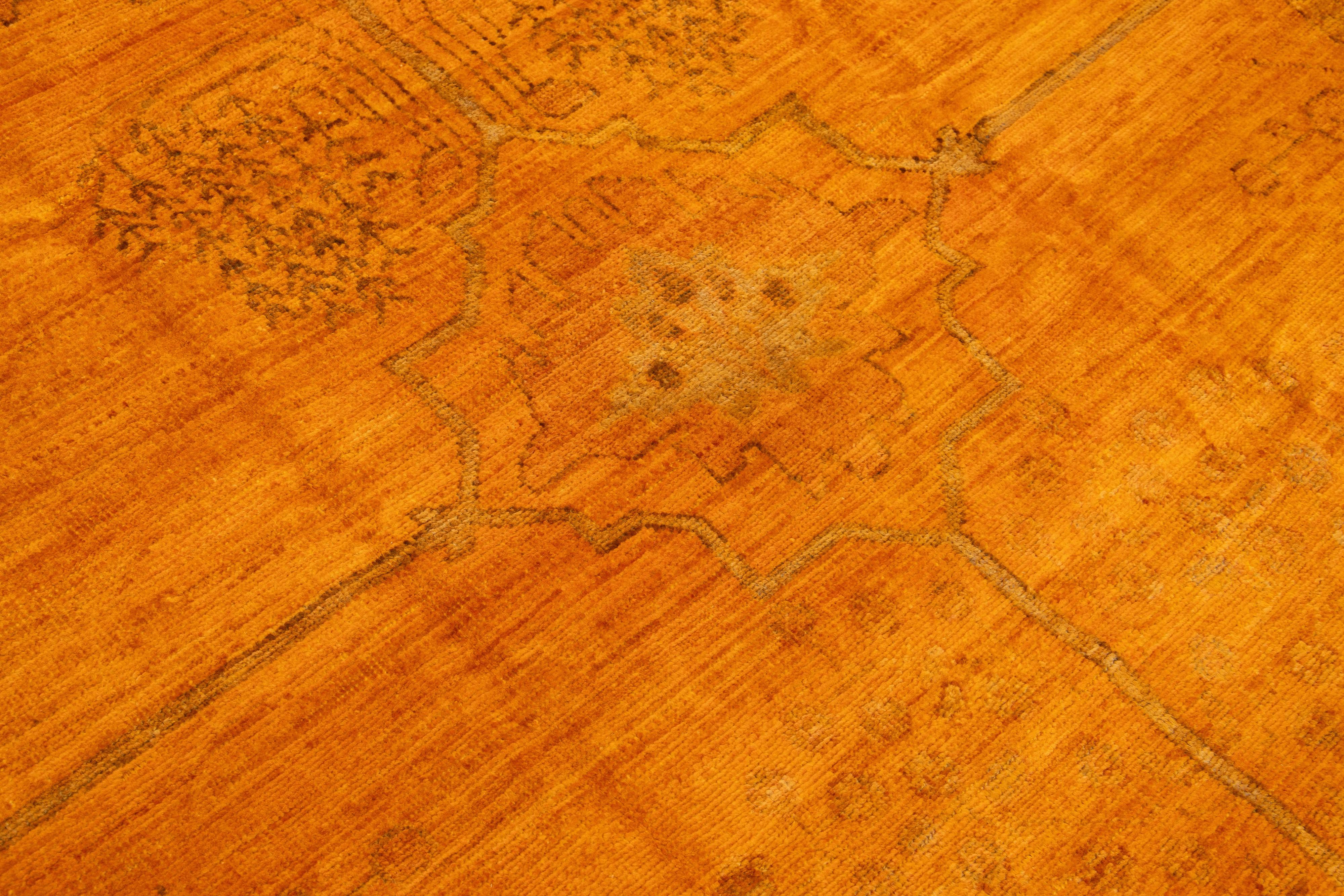 Moderner handgefertigter Oushak-Teppich aus orangefarbener Wolle mit geometrischem Muster im Angebot 1