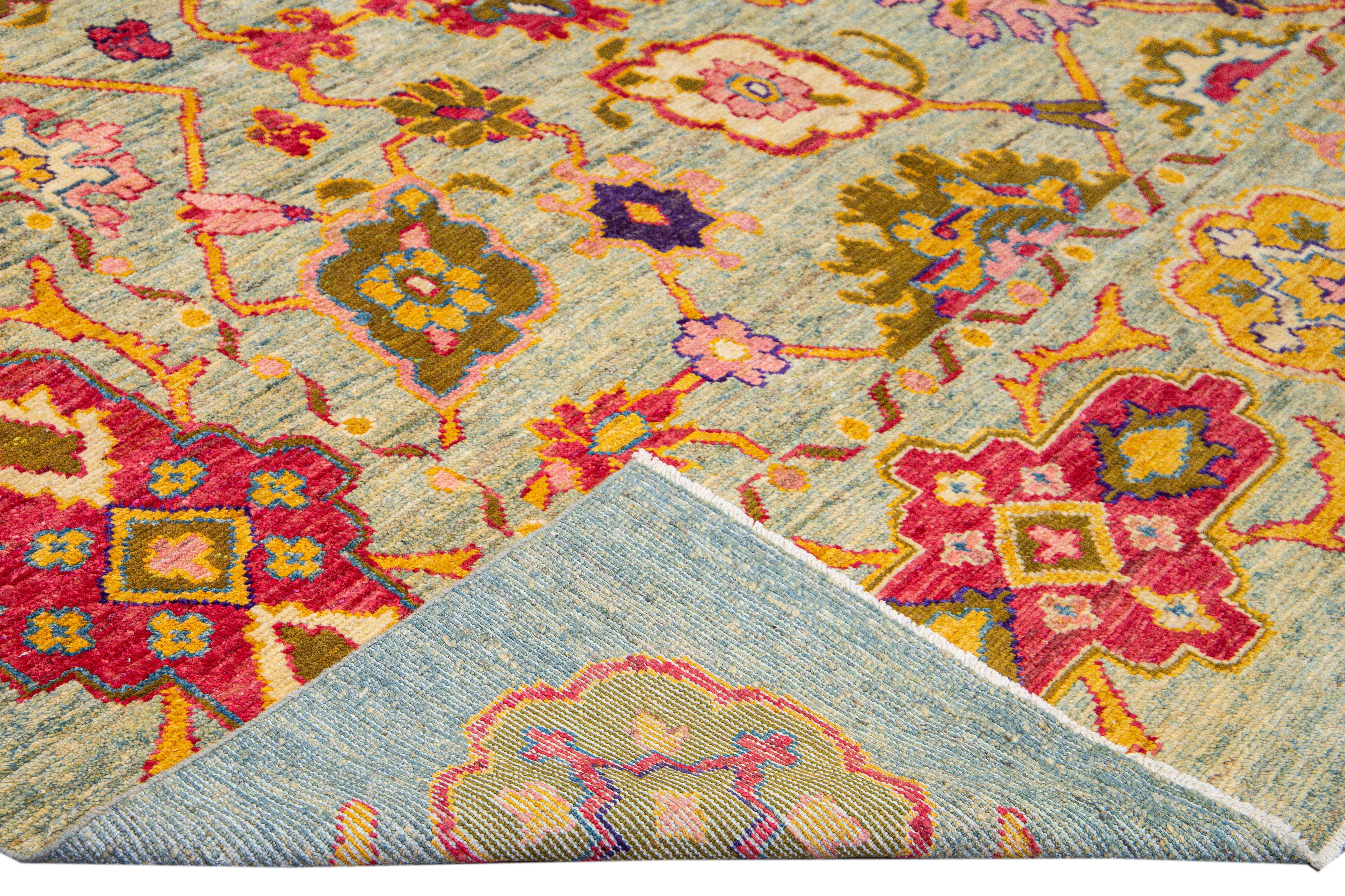 Schöner moderner Oushak-Teppich aus handgeknüpfter Wolle mit blau-beigem Feld. Dieser Oushak-Teppich hat eine mehrfarbige Akzente Layout ein wunderschönes Tribal Blumenmuster Design. 

Dieser Teppich misst: 11'11