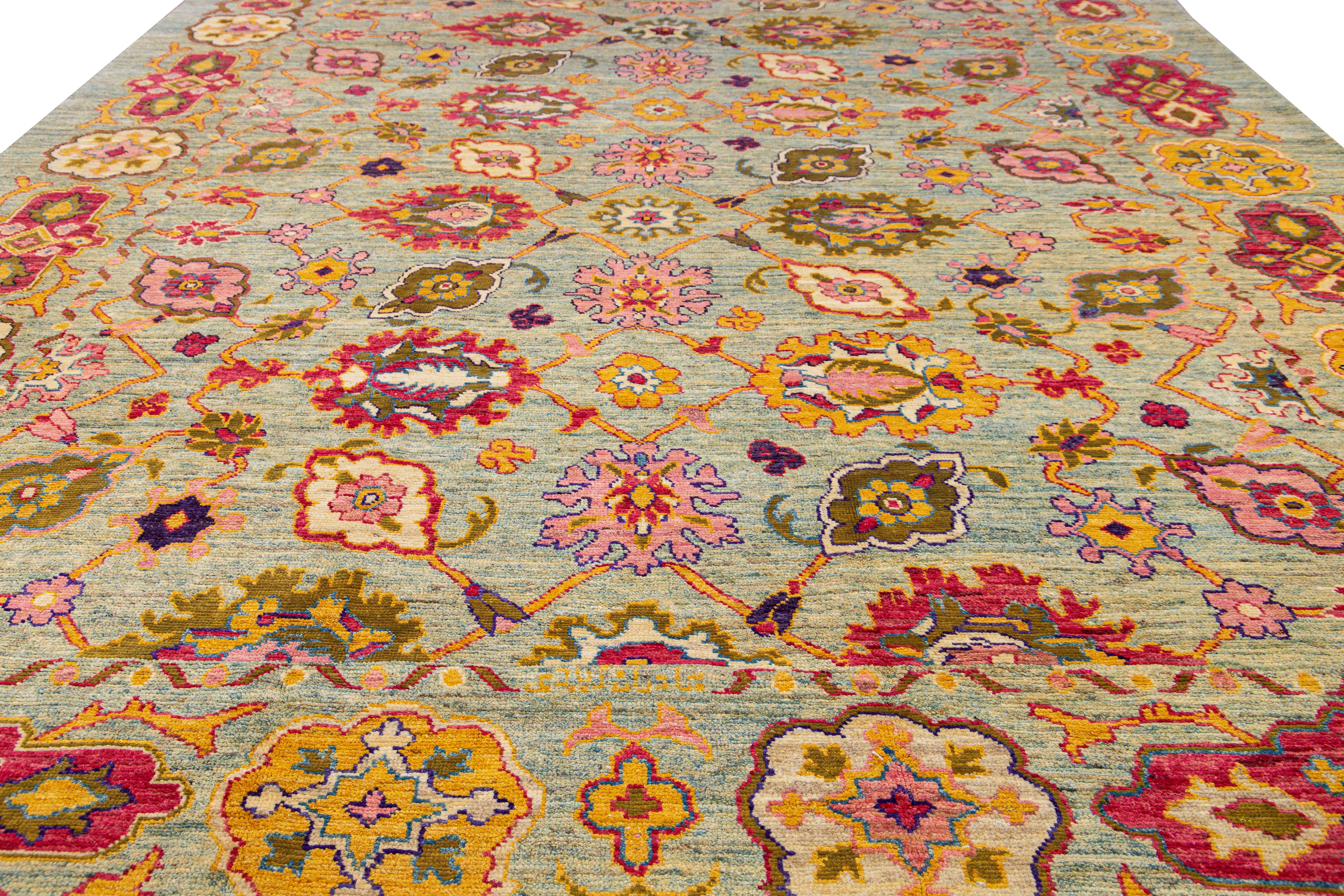Moderner moderner handgefertigter, mehrfarbiger Oversize-Wollteppich mit geblümten Stammesmotiven von Oushak (Türkisch) im Angebot