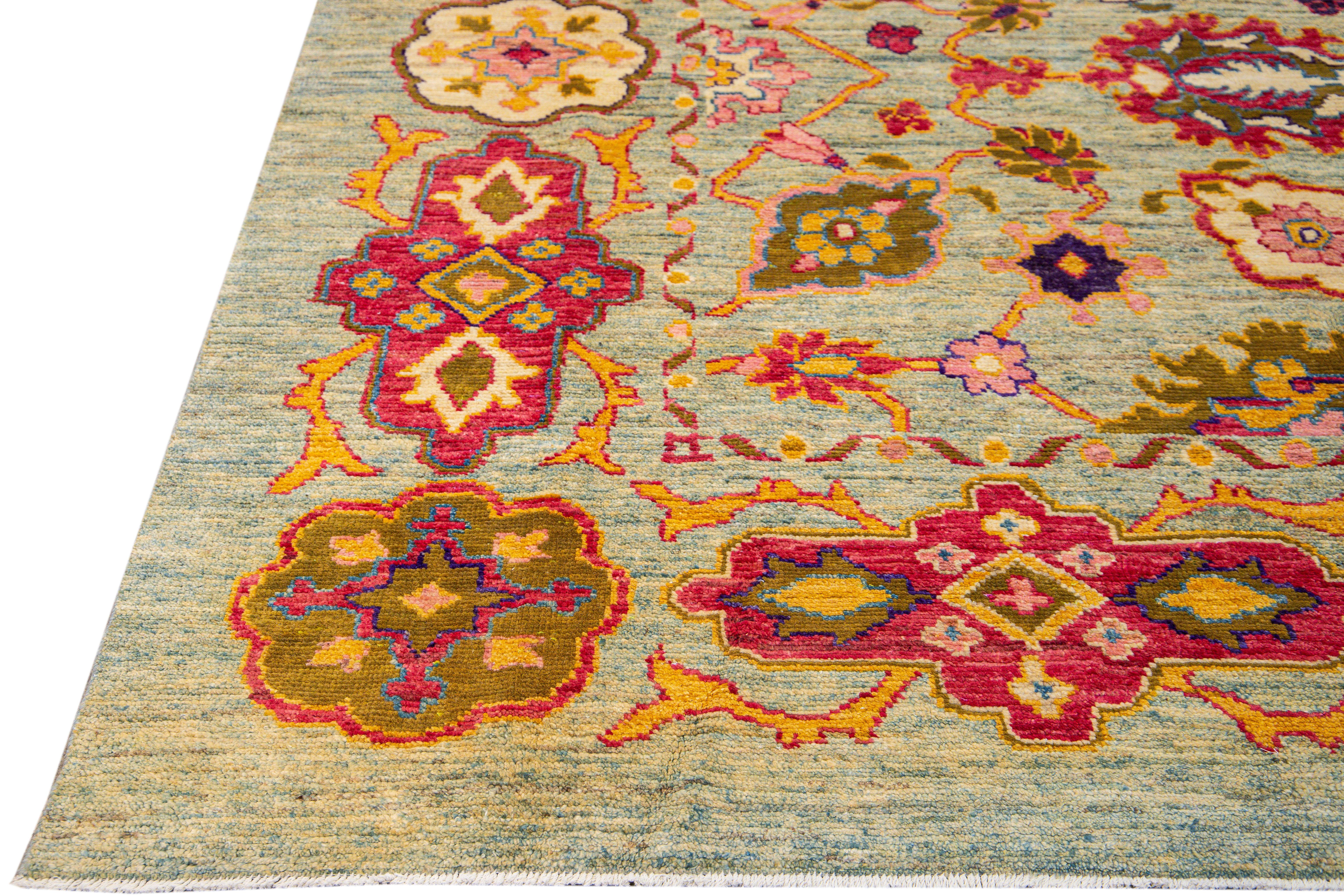 Moderner moderner handgefertigter, mehrfarbiger Oversize-Wollteppich mit geblümten Stammesmotiven von Oushak (Handgeknüpft) im Angebot