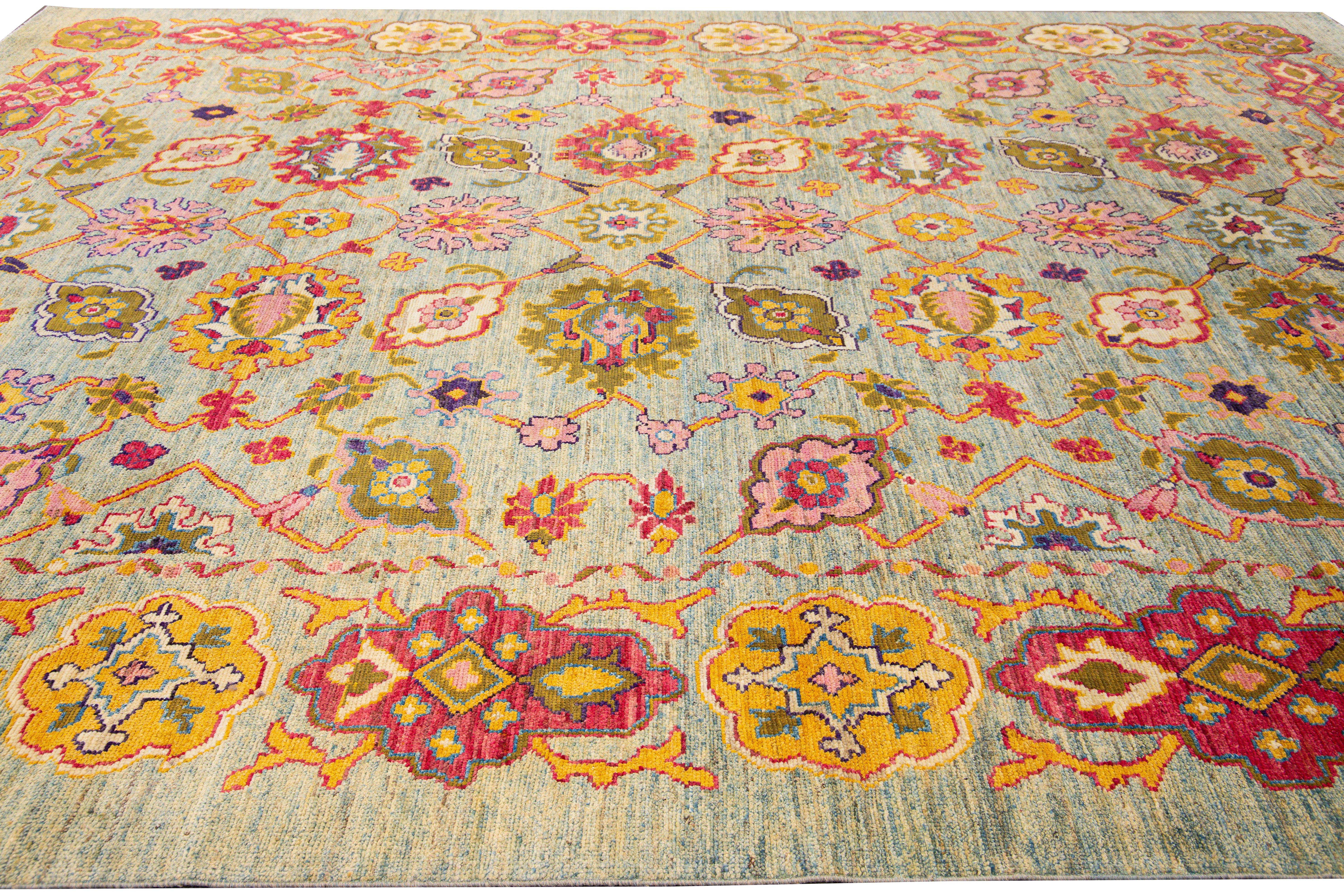 Moderner moderner handgefertigter, mehrfarbiger Oversize-Wollteppich mit geblümten Stammesmotiven von Oushak (21. Jahrhundert und zeitgenössisch) im Angebot