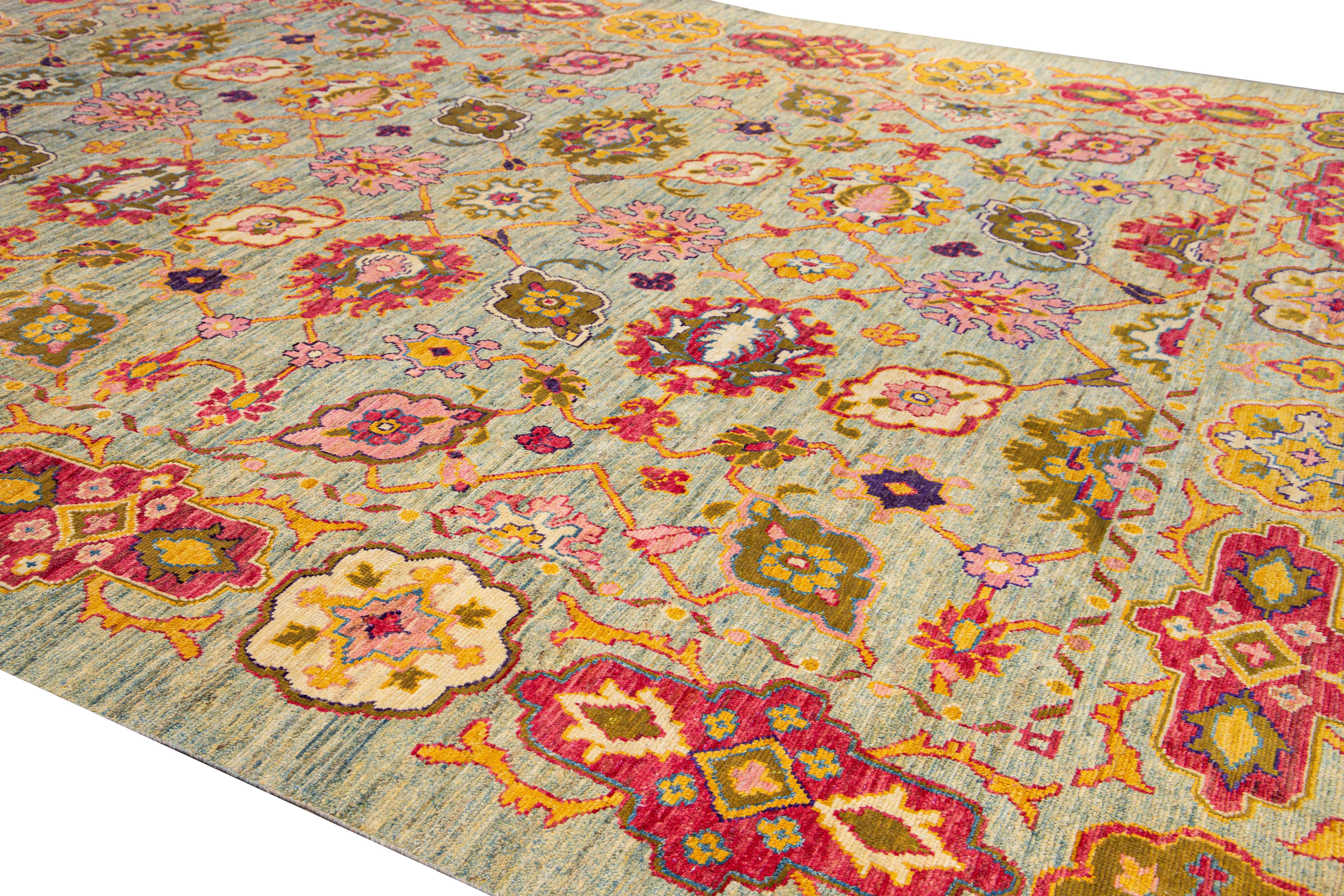 Moderner moderner handgefertigter, mehrfarbiger Oversize-Wollteppich mit geblümten Stammesmotiven von Oushak (Wolle) im Angebot