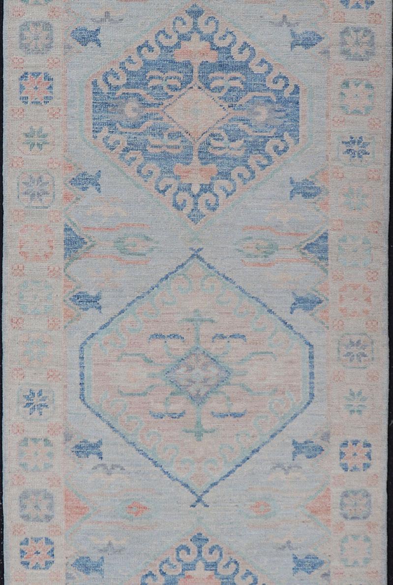 Moderner Oushak-Medaillon-Läufer im Oushak-Medaillon-Design mit hellblauer Farbe von Keivan Woven Arts (Wolle) im Angebot