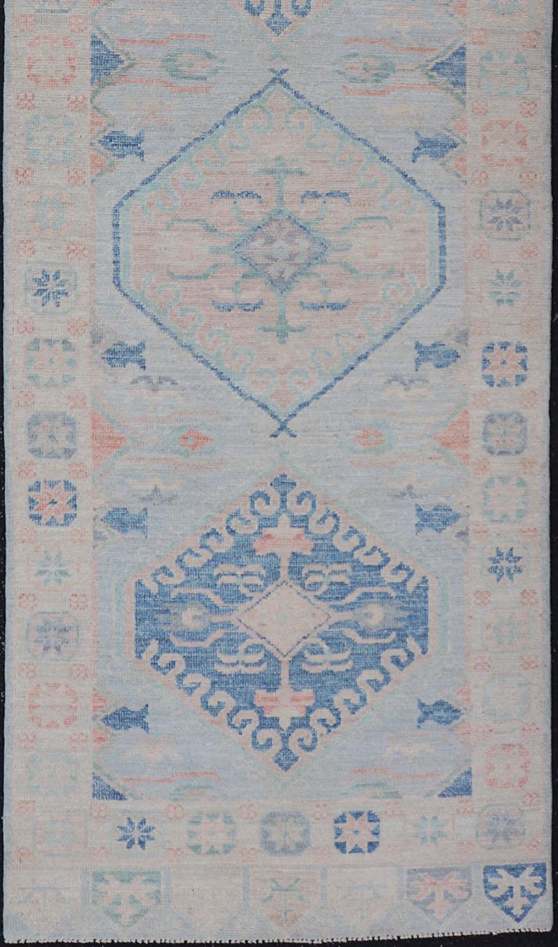 Moderner Oushak-Medaillon-Läufer im Oushak-Medaillon-Design mit hellblauer Farbe von Keivan Woven Arts im Angebot 1