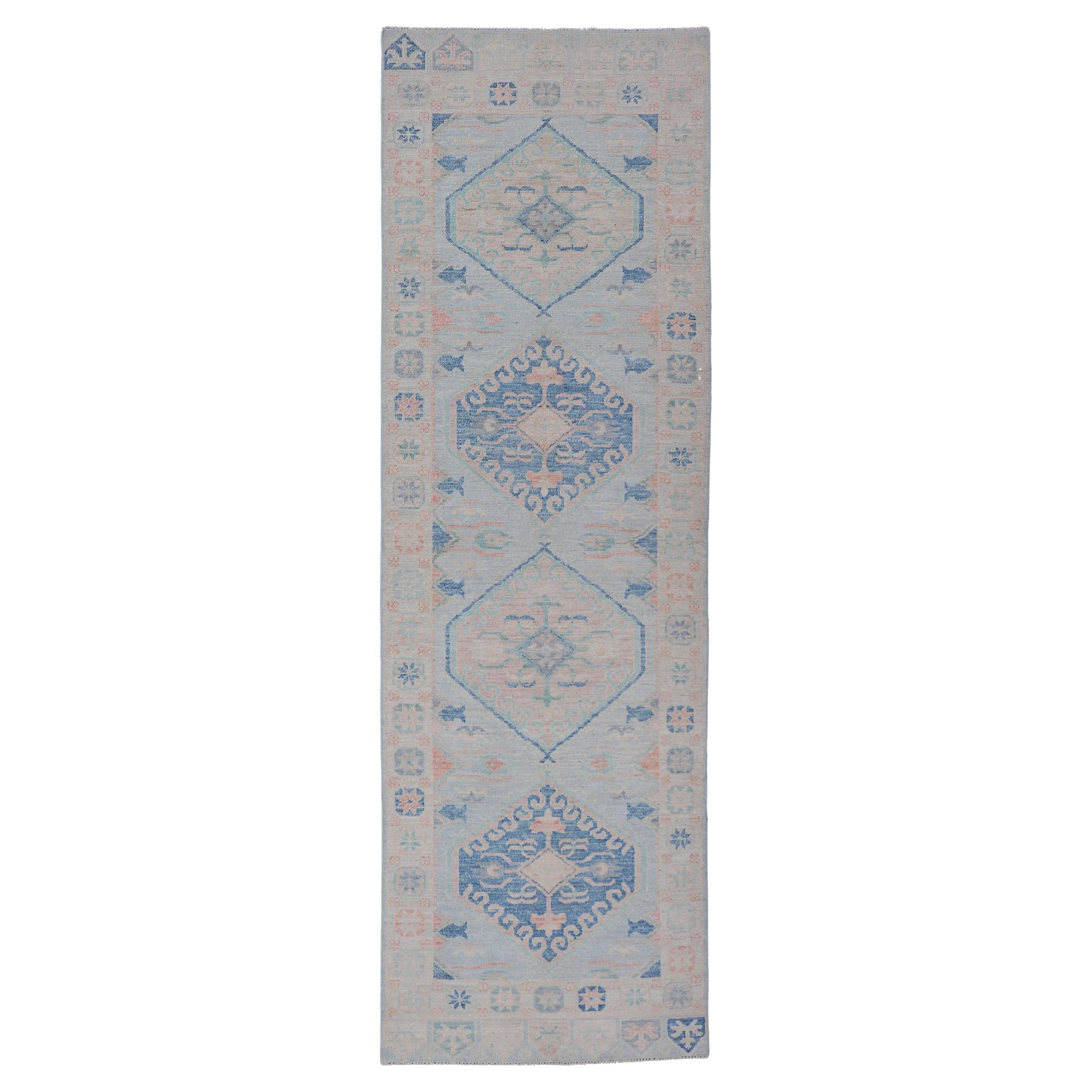 Moderner Oushak-Medaillon-Läufer im Oushak-Medaillon-Design mit hellblauer Farbe von Keivan Woven Arts