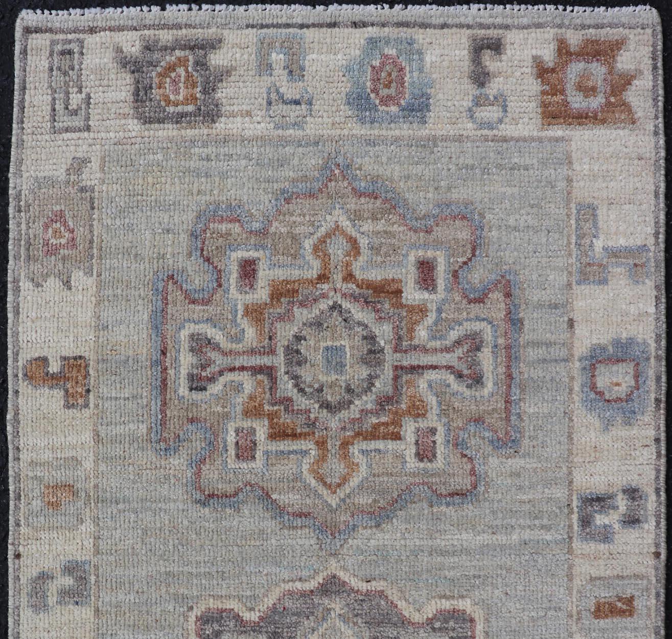 Afghan Motif médaillon Oushak moderne sur fond gris clair et tons terreux en vente